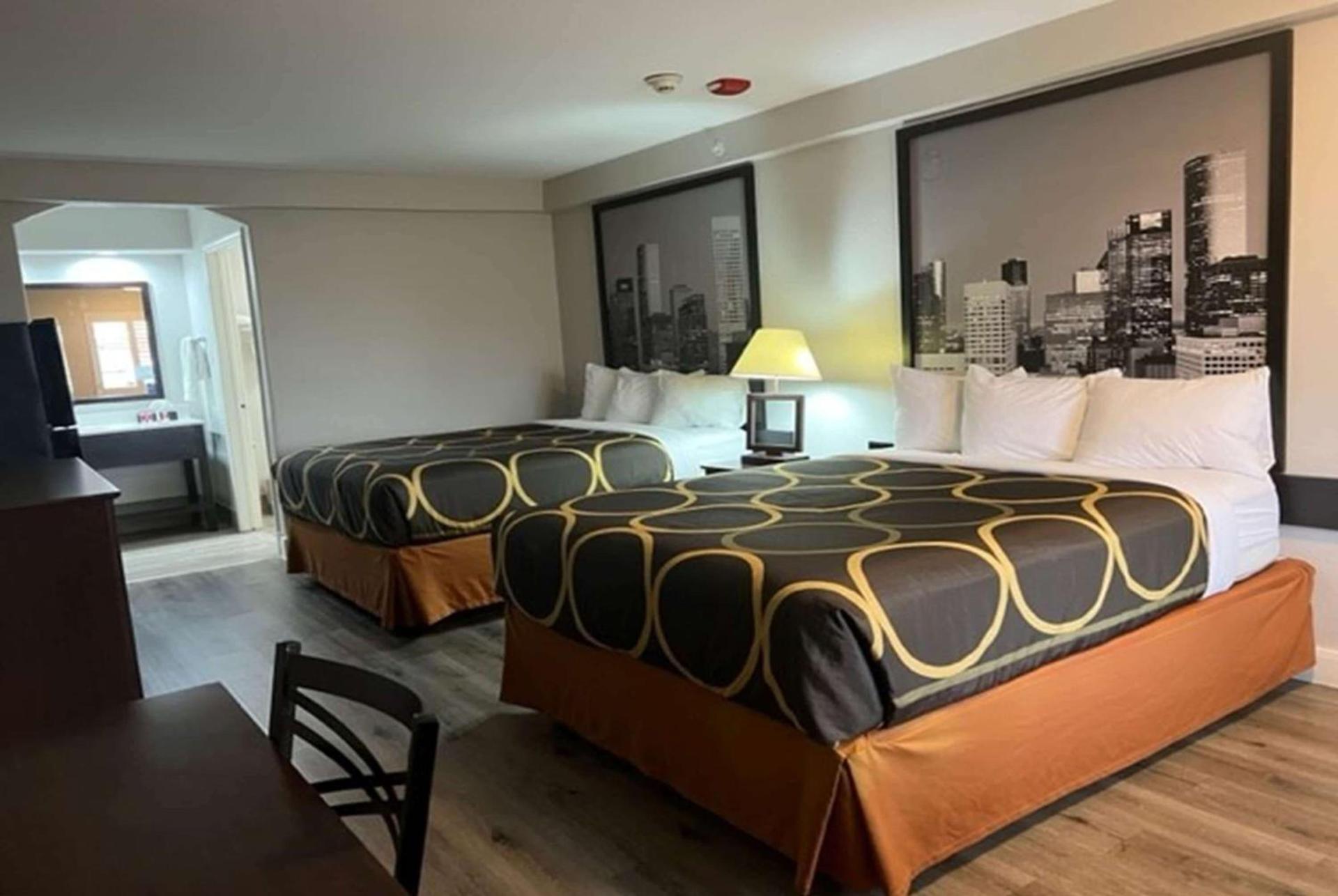 Super 8 by Wyndham Mont Belvieu - Baytown East photo 3