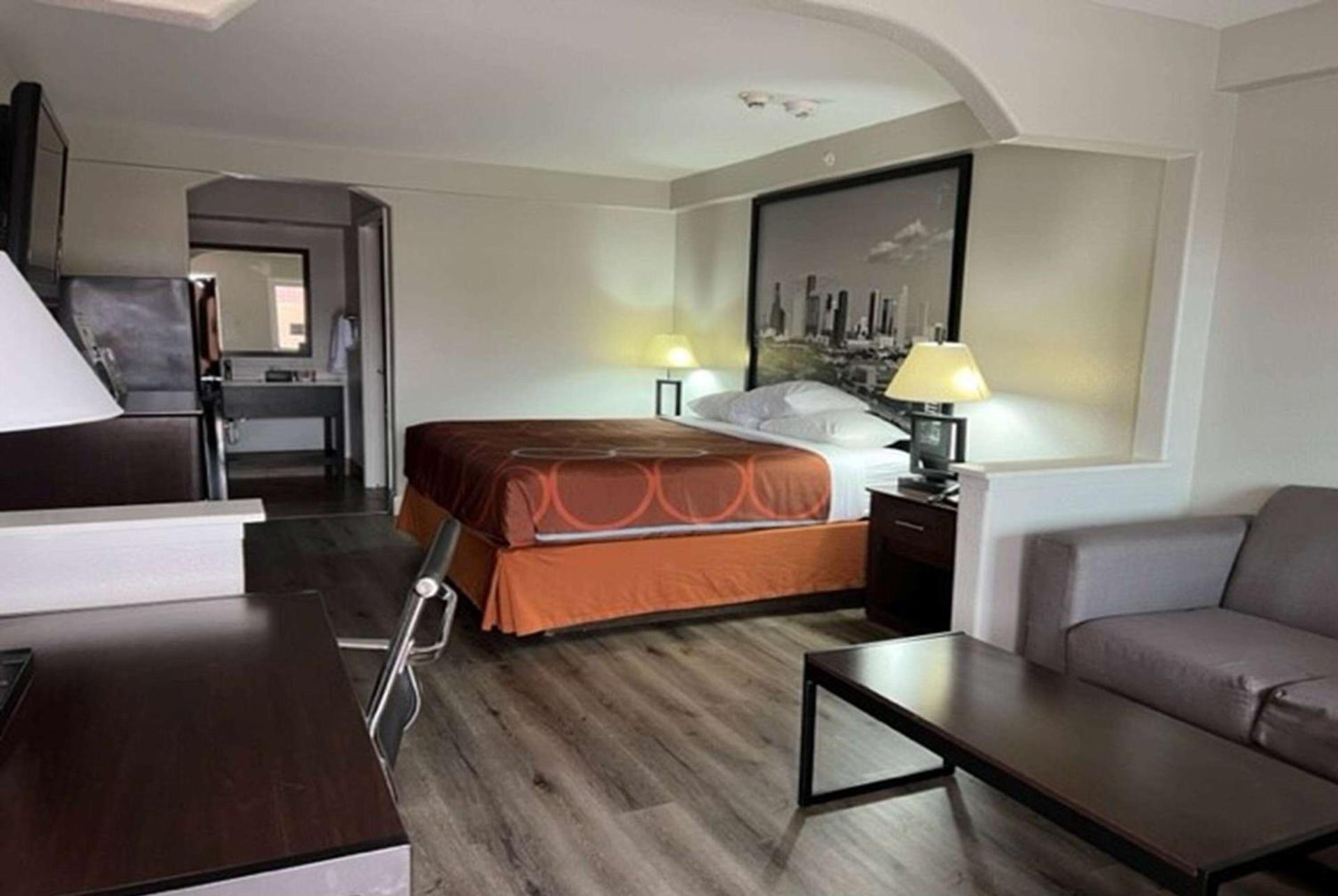 Super 8 by Wyndham Mont Belvieu - Baytown East photo 4