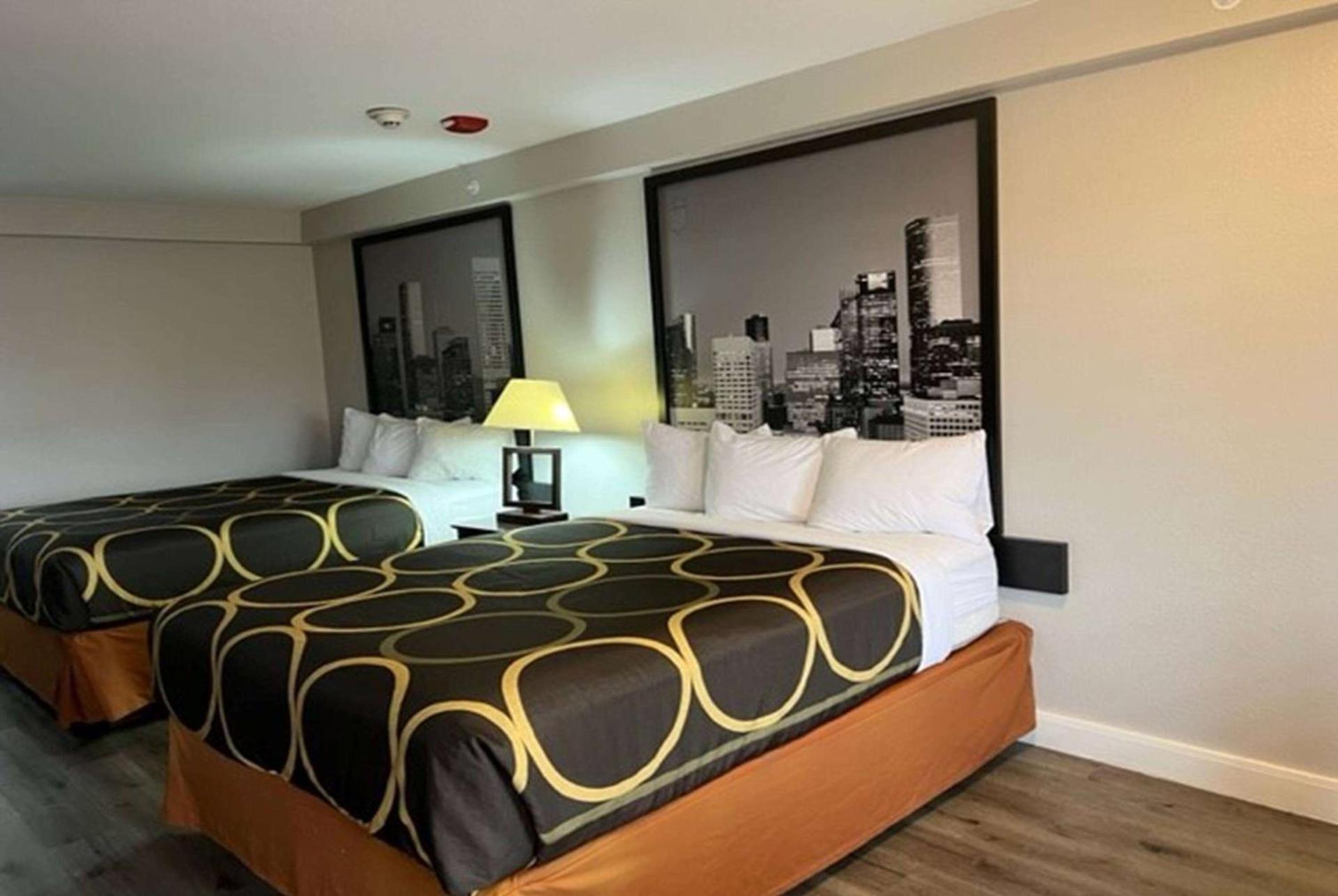 Super 8 by Wyndham Mont Belvieu - Baytown East photo 5