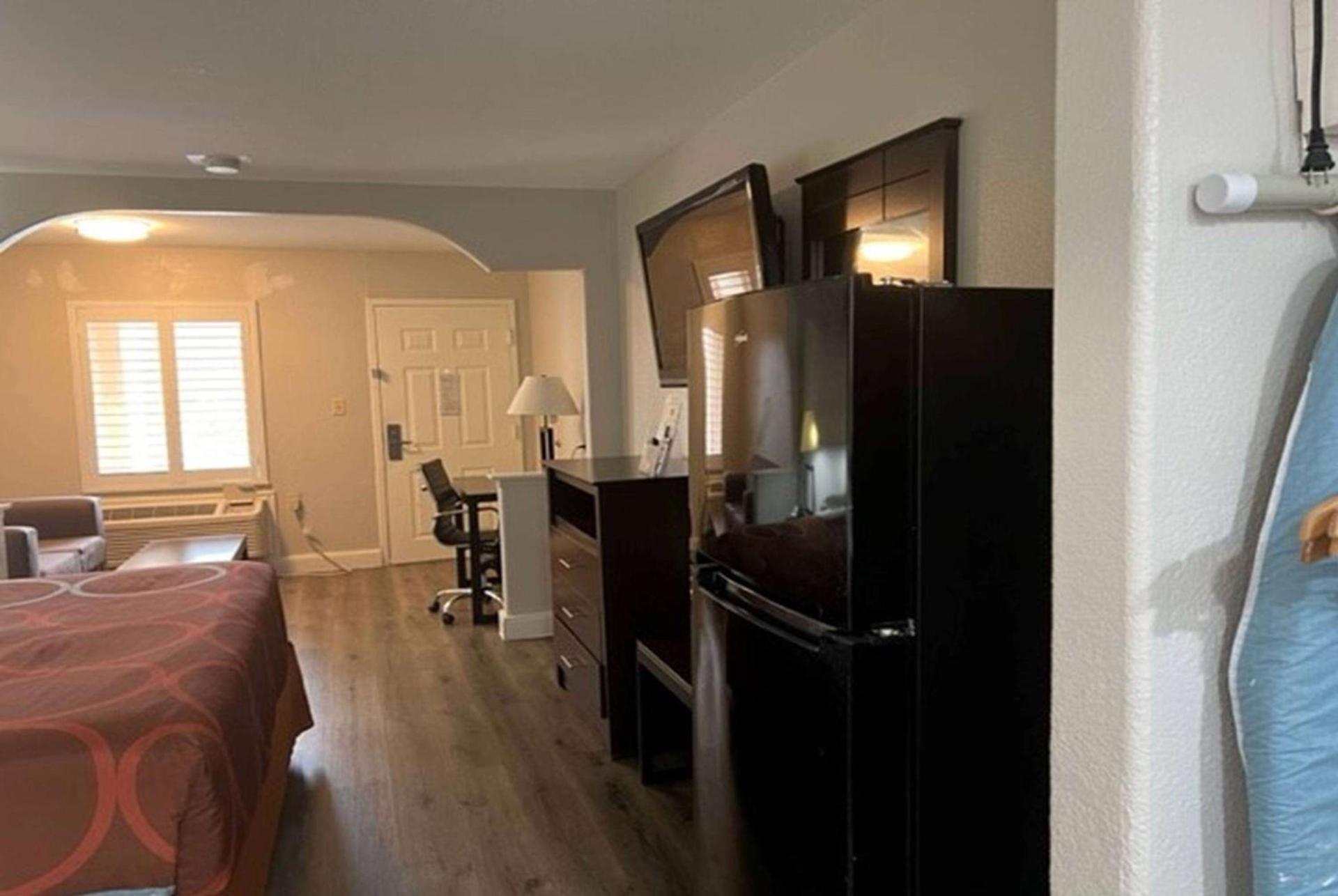 Super 8 by Wyndham Mont Belvieu - Baytown East photo 6