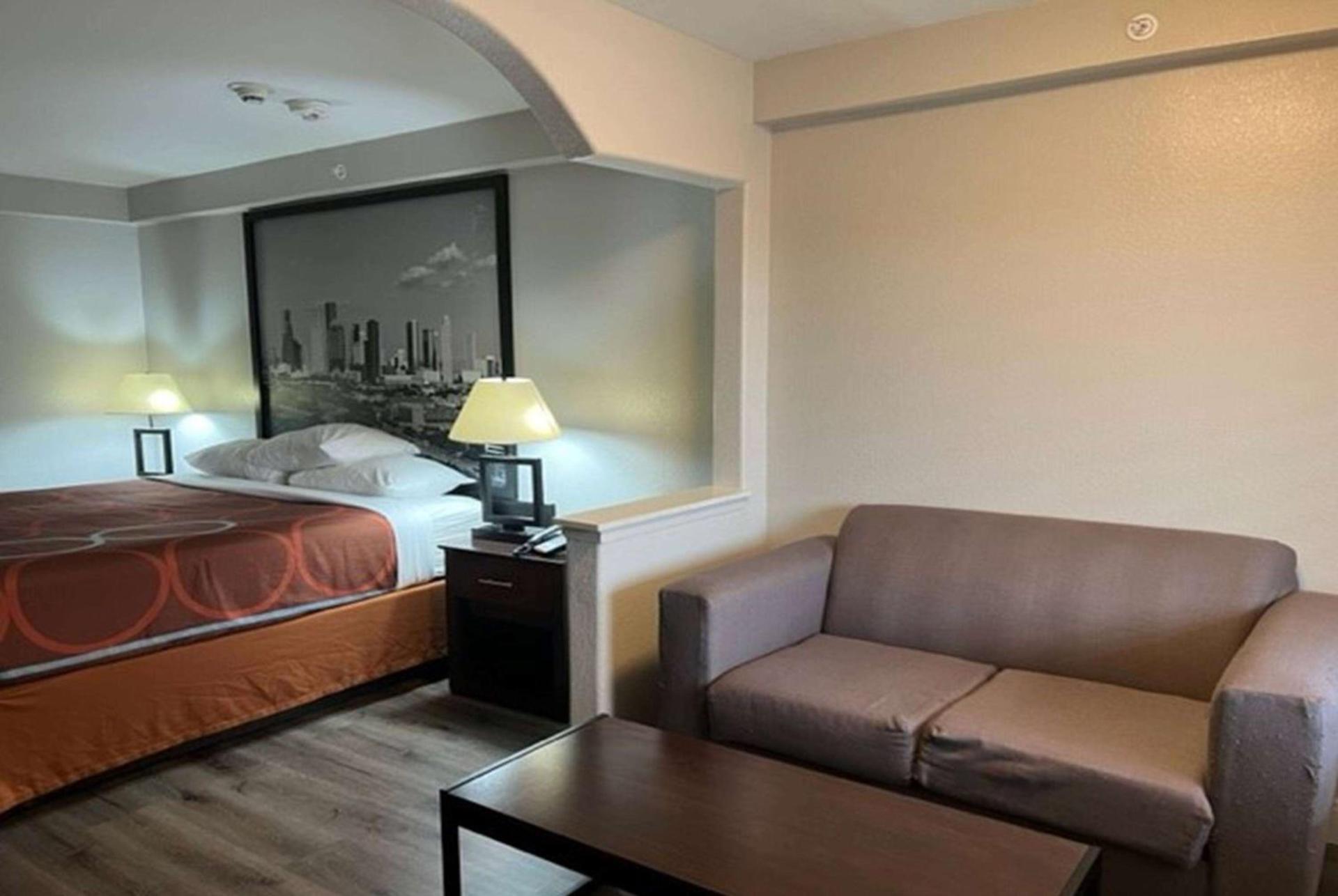 Super 8 by Wyndham Mont Belvieu - Baytown East photo 7