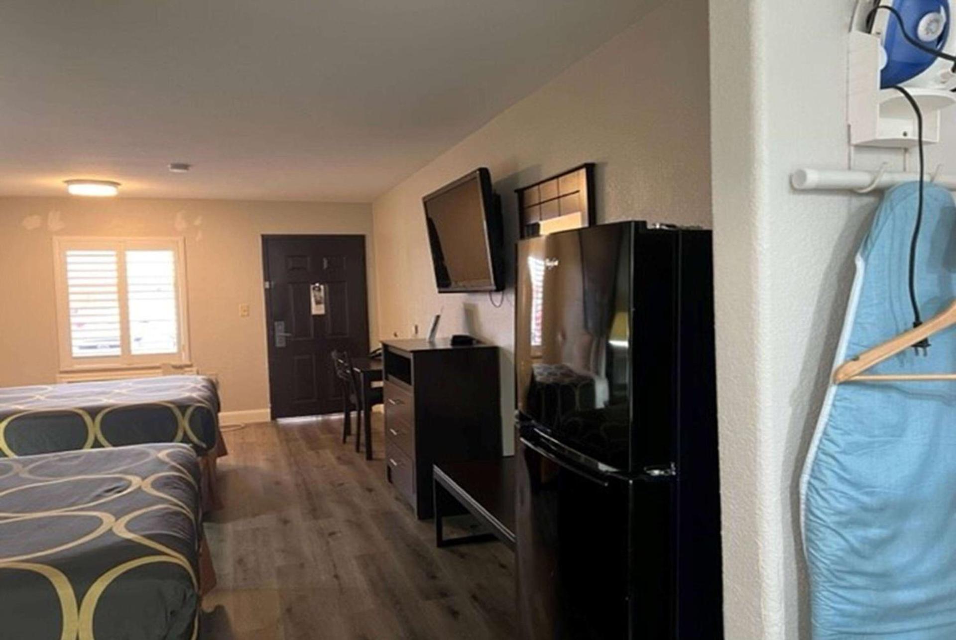 Super 8 by Wyndham Mont Belvieu - Baytown East photo 8