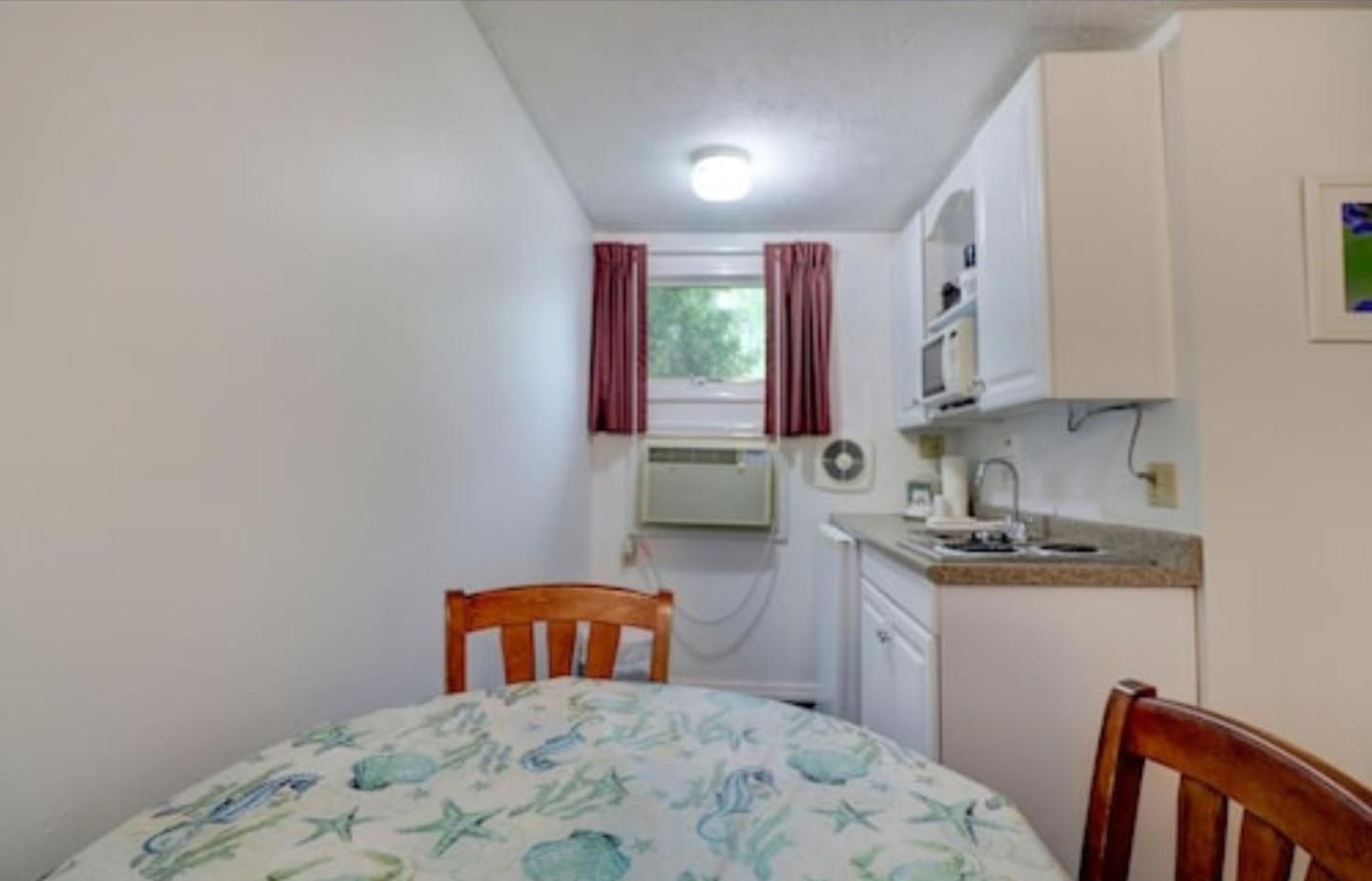 Carriage House Motel Cottages & Suites photo 41