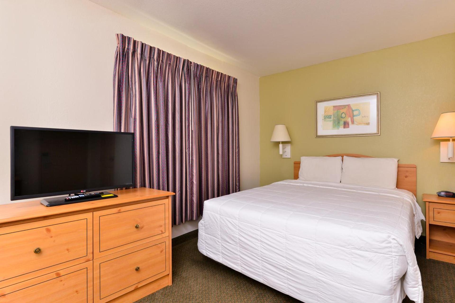 Americas Best Value Inn & Suites-Winnie photo 3