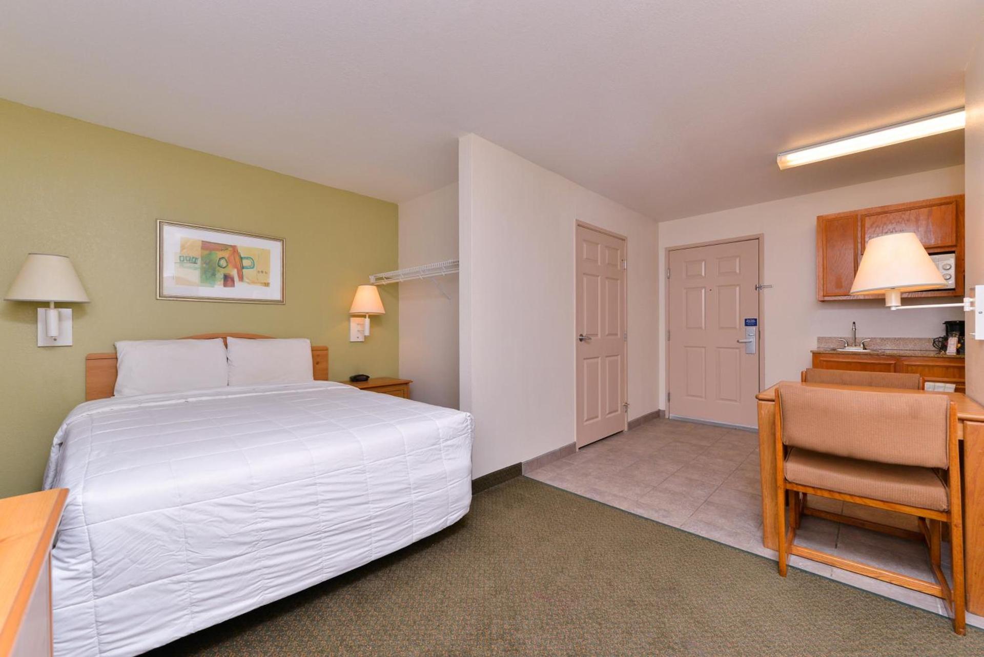 Americas Best Value Inn & Suites-Winnie photo 7