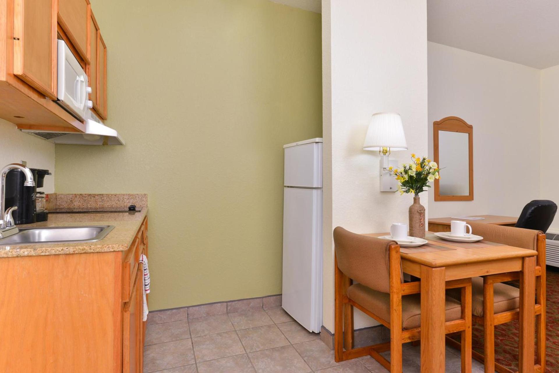 Americas Best Value Inn & Suites-Winnie photo 8