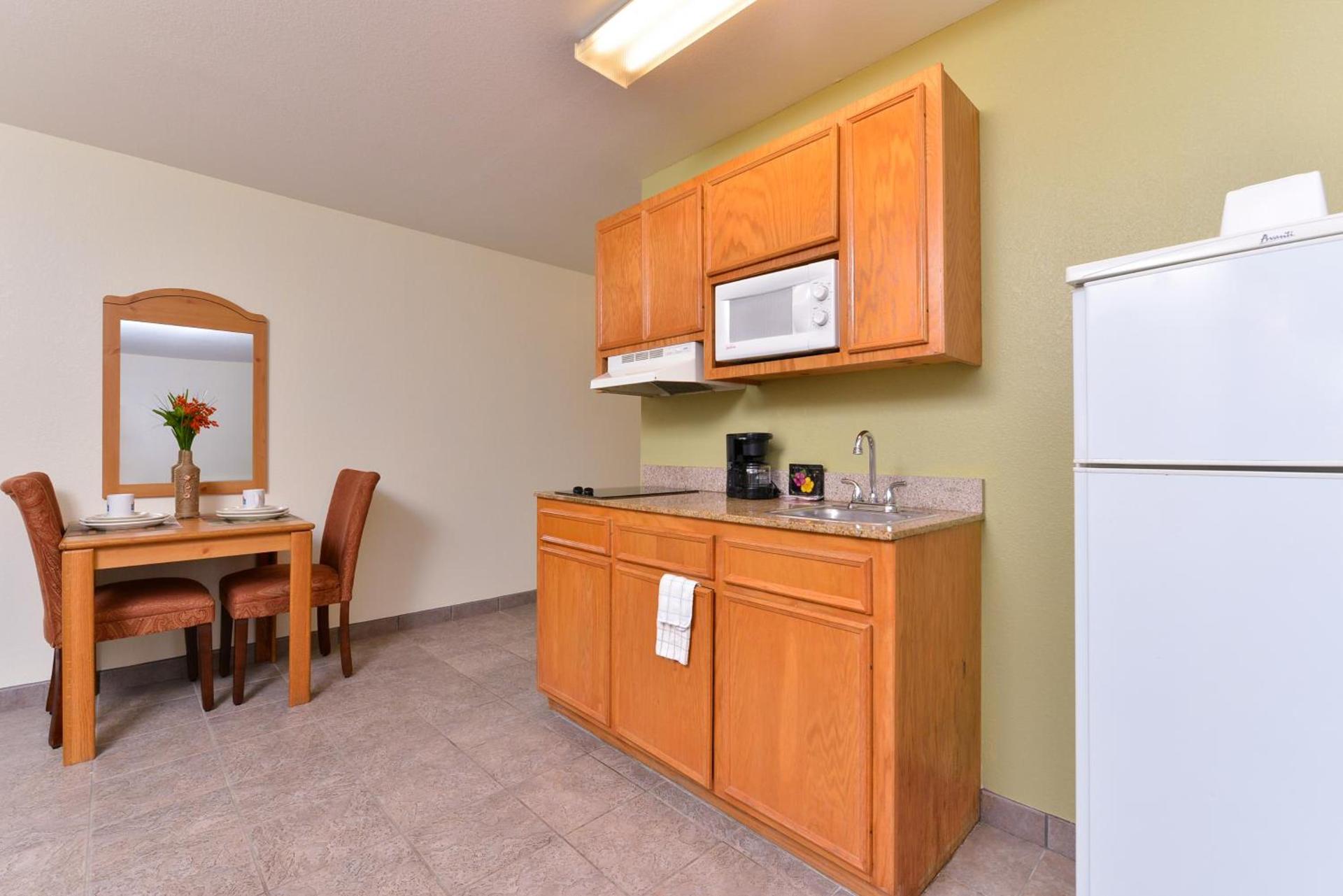 Americas Best Value Inn & Suites-Winnie photo 10