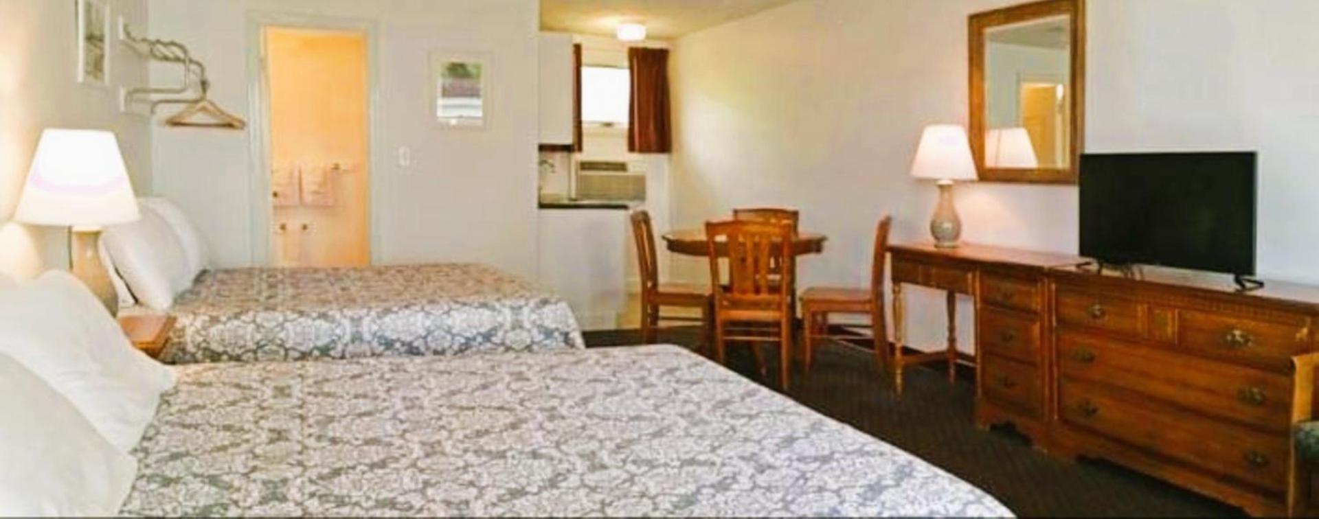Carriage House Motel Cottages & Suites photo 43