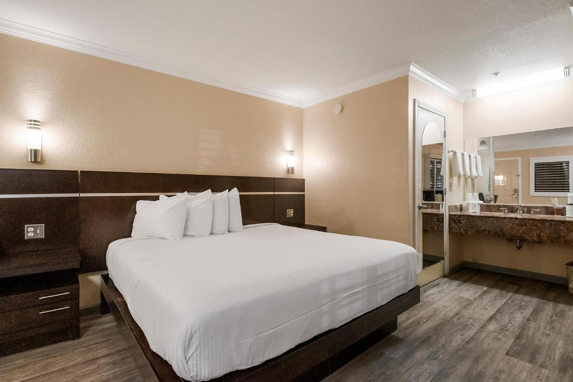 Country Inn Sonora photo 40