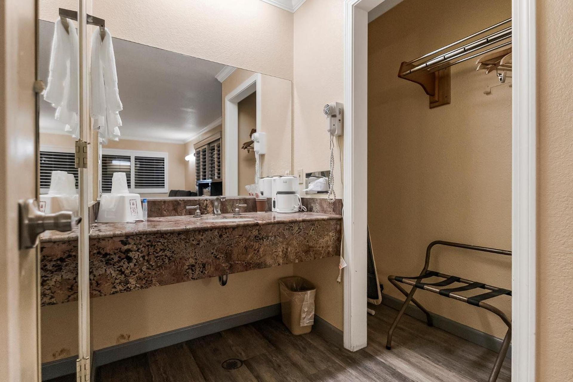 Country Inn Sonora photo 36