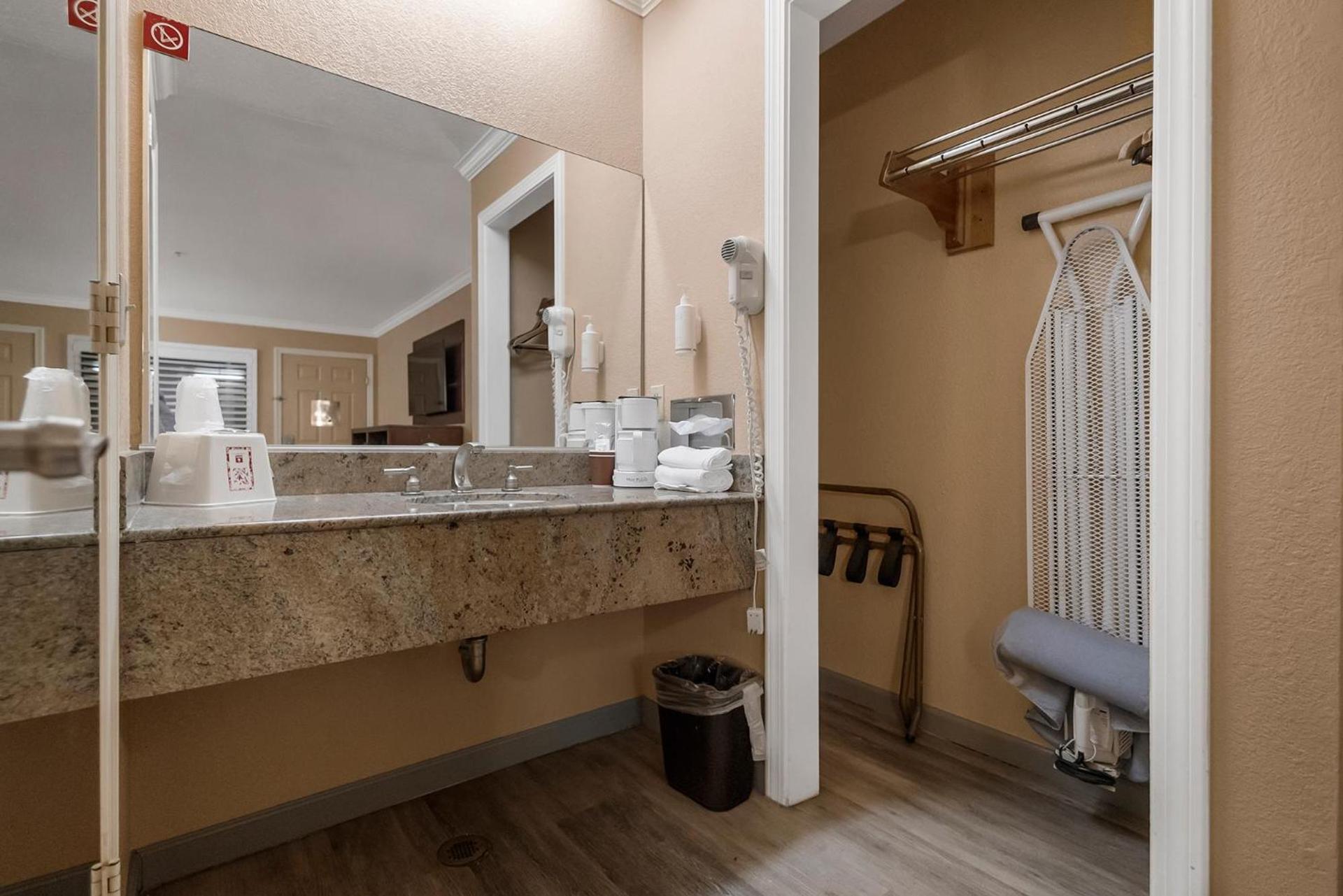 Country Inn Sonora photo 44