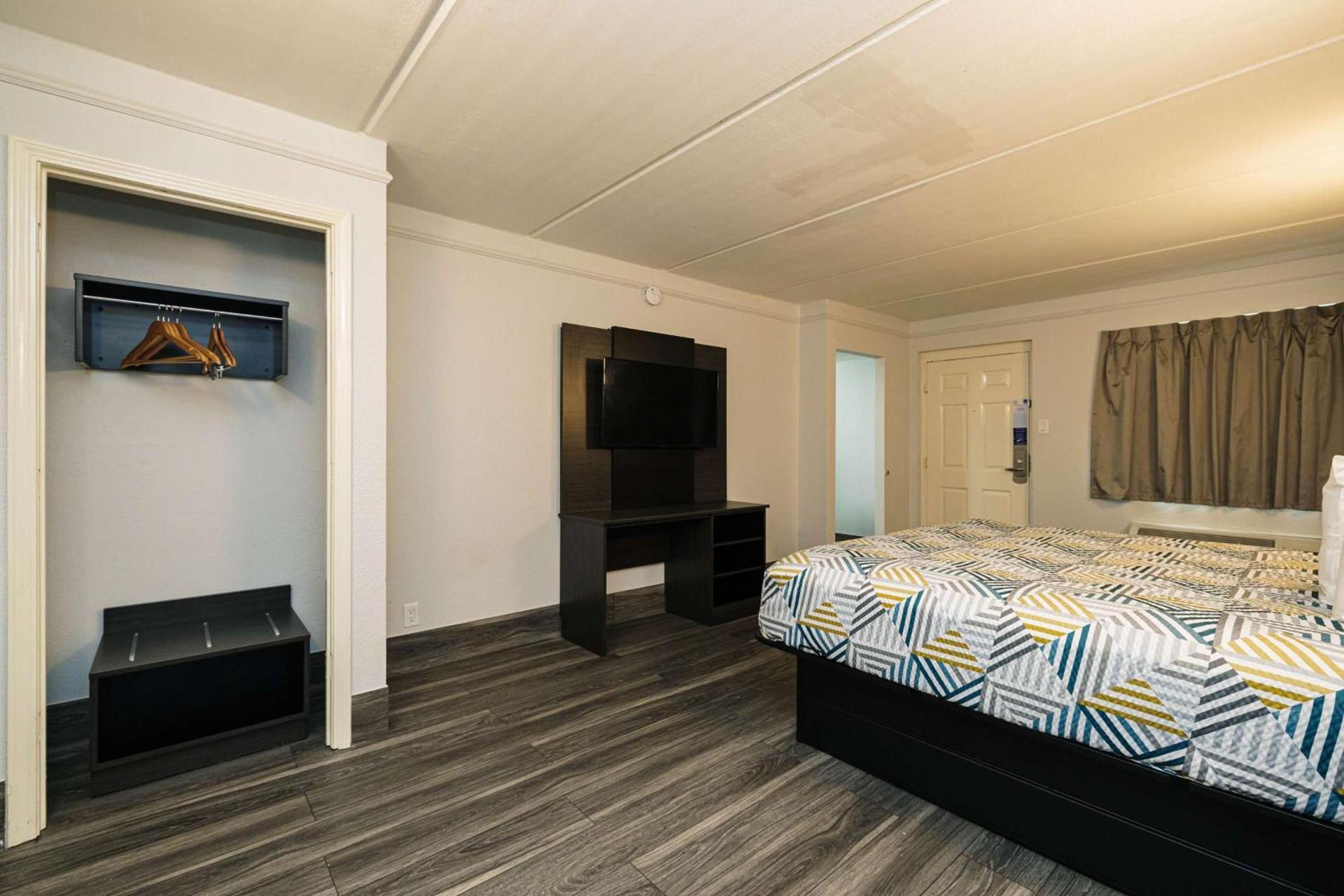 Studio 6 Baytown, Tx - Garth Road photo 8