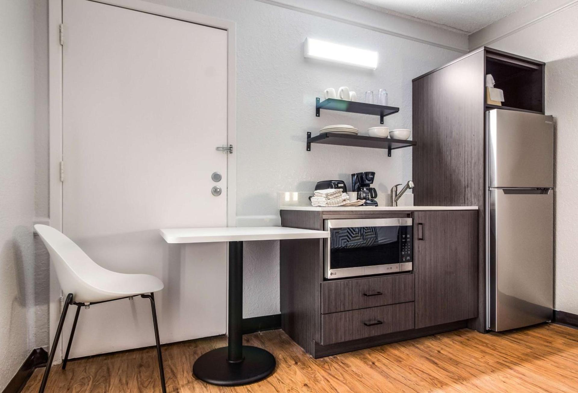 Studio 6 Baytown, Tx - Garth Road photo 9