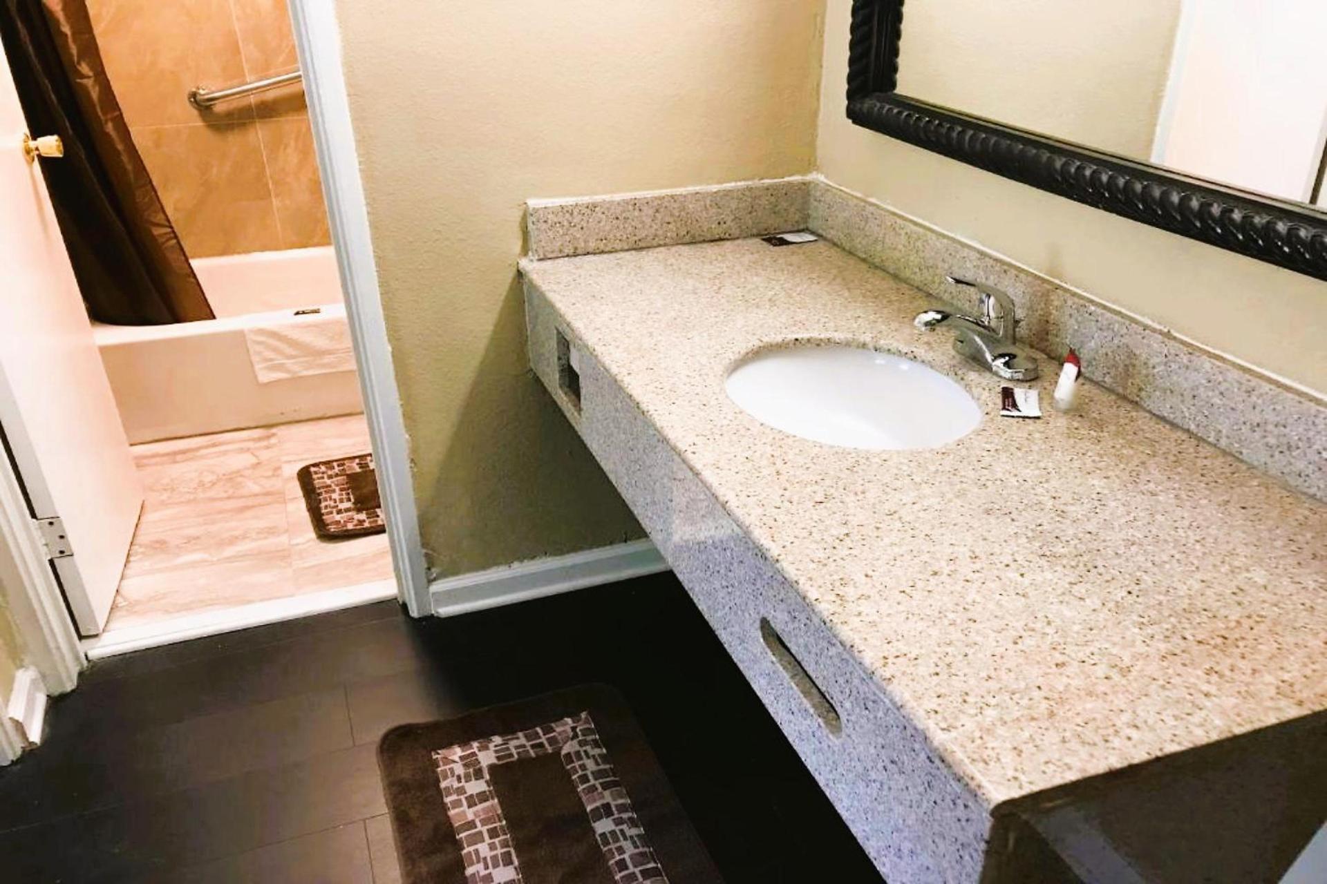 OYO Hotel Tallahassee Downtown photo 10