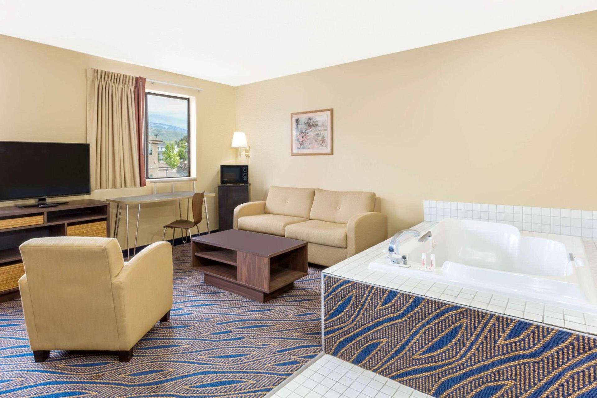 Super 8 by Wyndham Cedar City photo 13