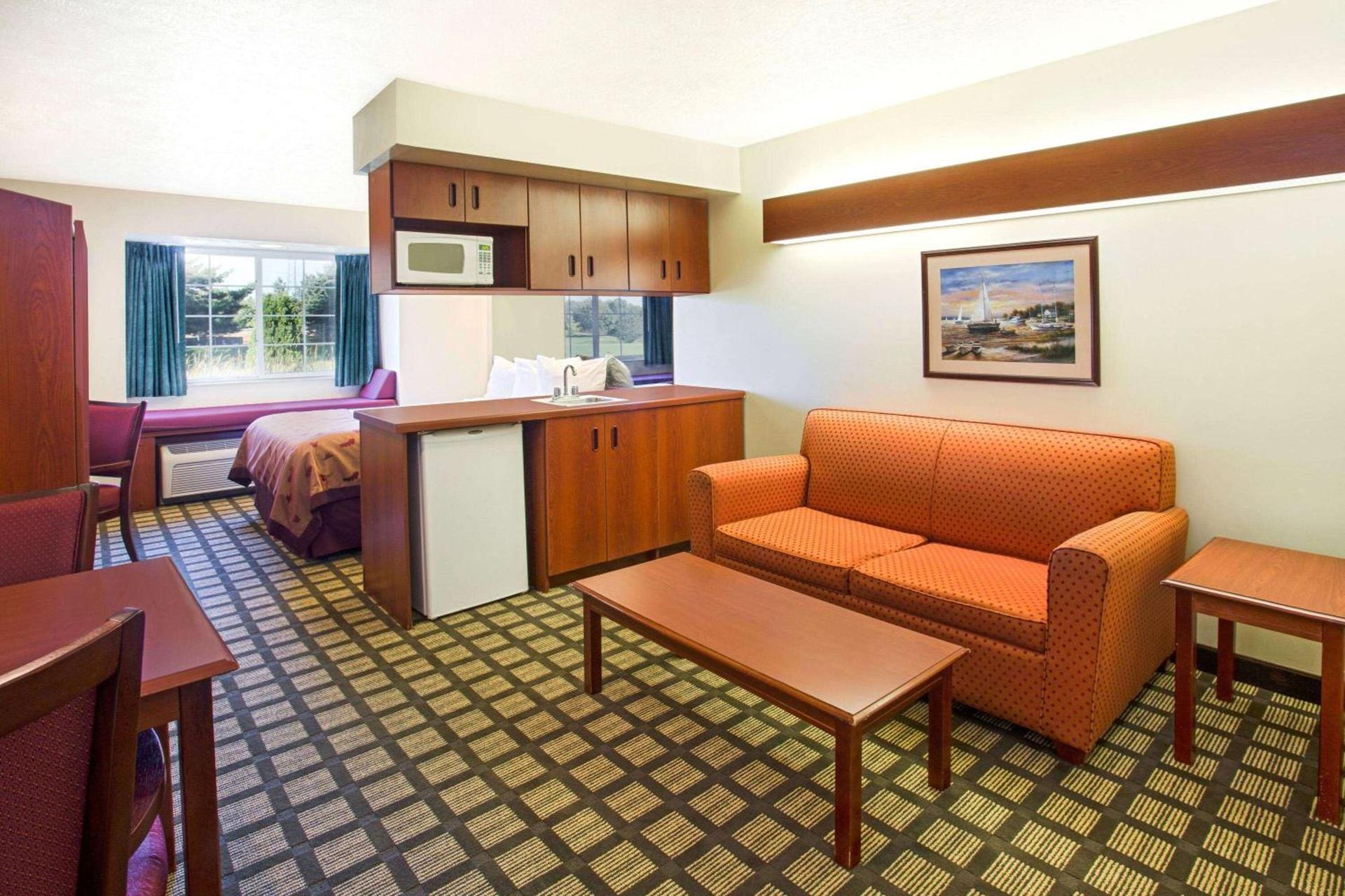 Microtel Inn & Suites by Wyndham Holland photo 7