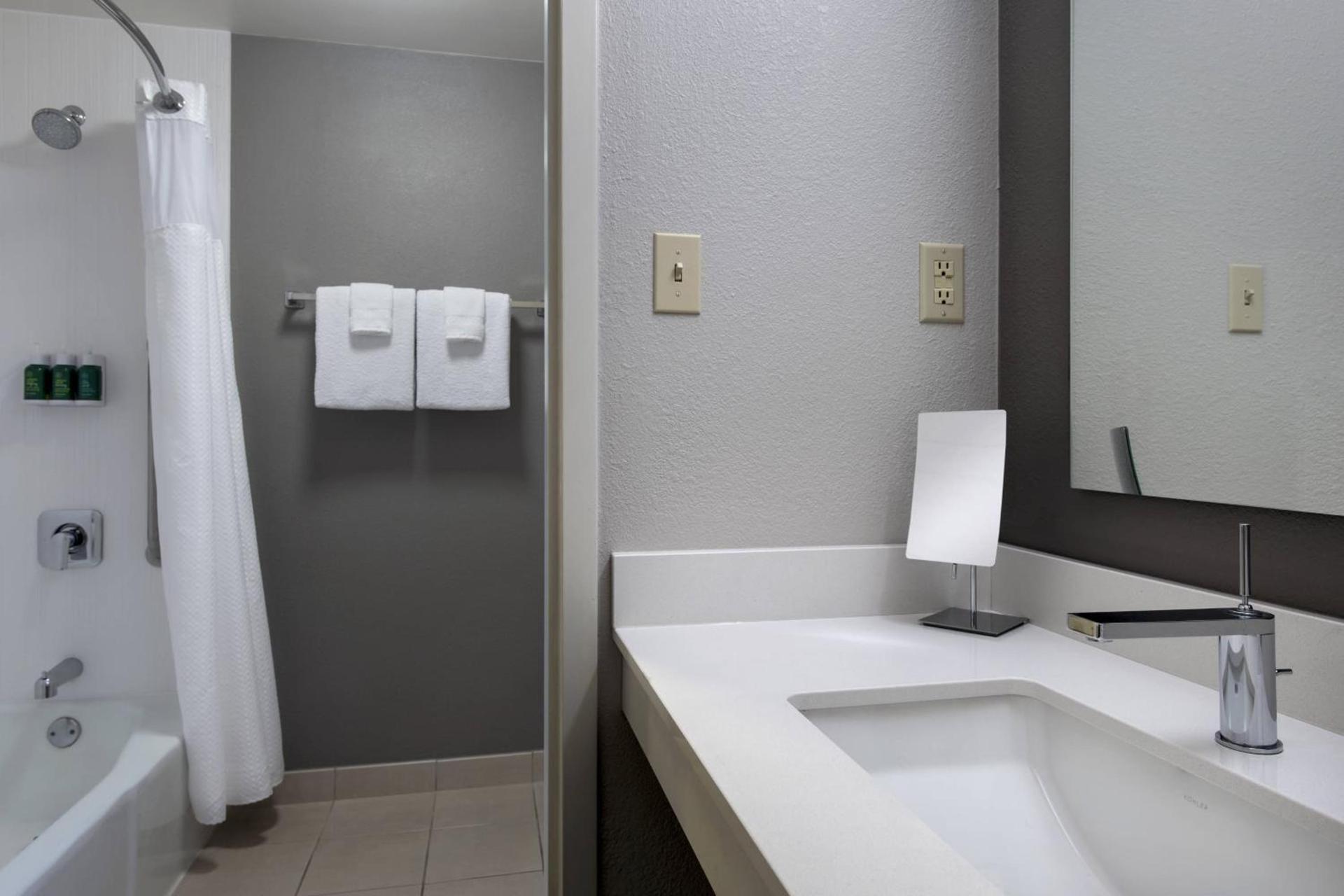 Courtyard by Marriott Lincroft Red Bank photo 6