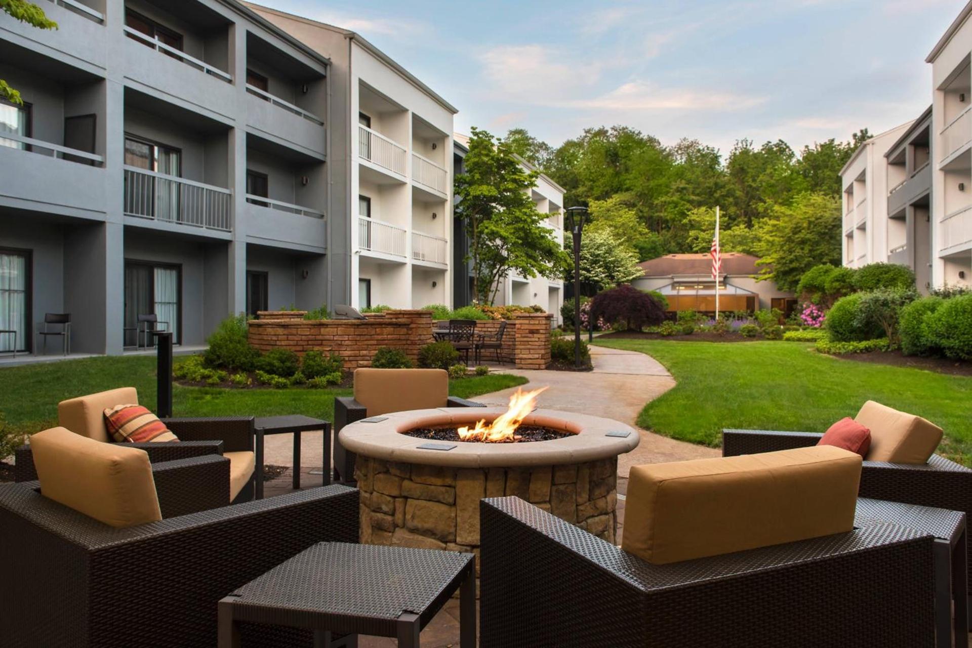 Courtyard by Marriott Lincroft Red Bank photo 2