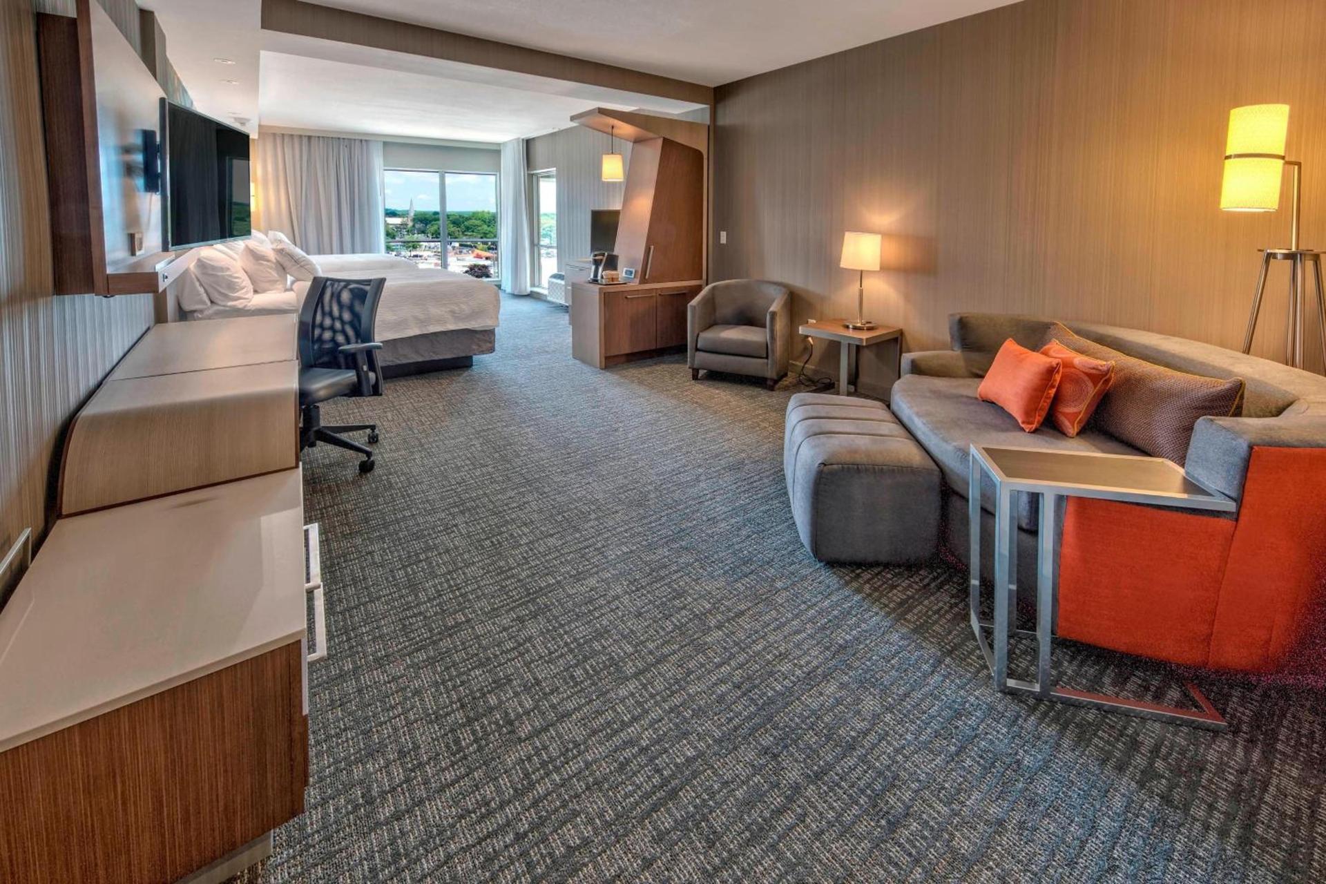 Courtyard by Marriott Westbury Long Island photo 16