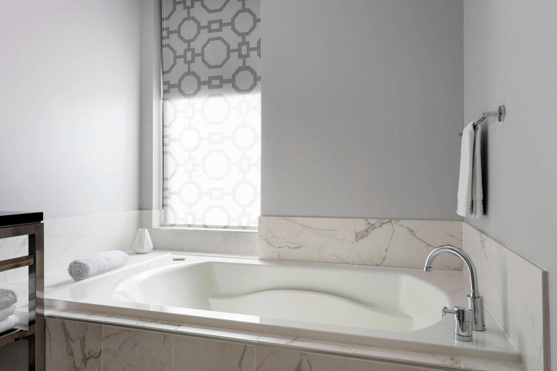 Renaissance Cincinnati Downtown Hotel photo 22
