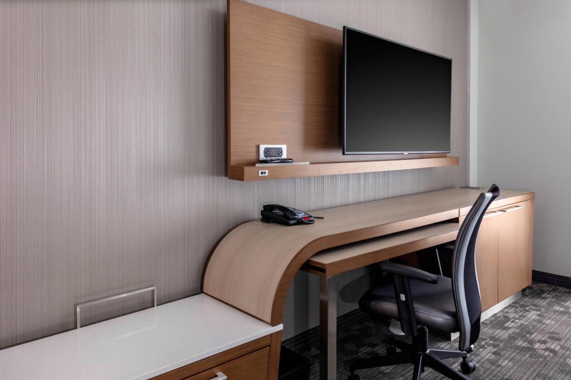 Courtyard by Marriott East Lansing Okemos photo 6