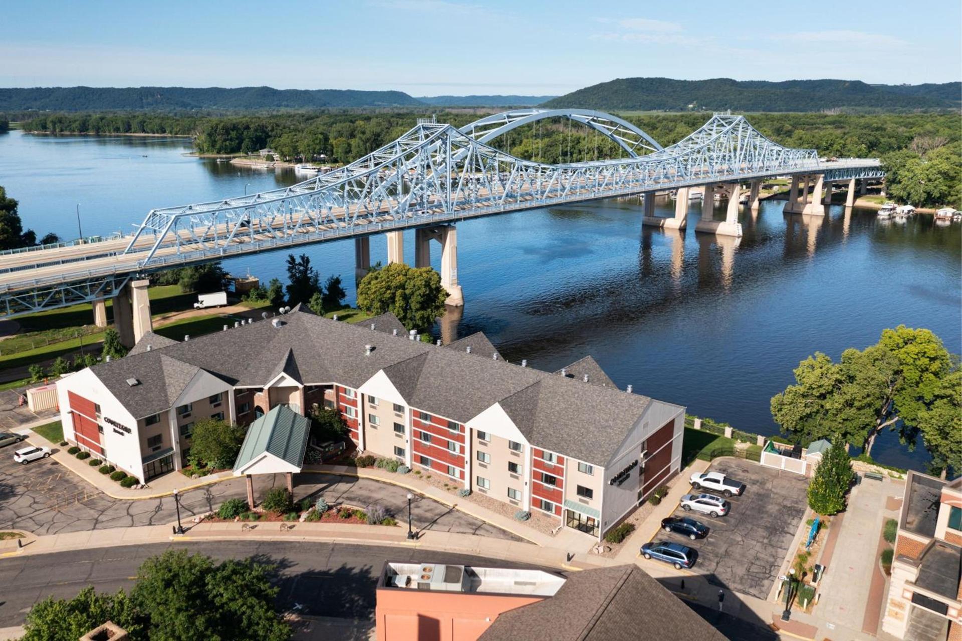 Courtyard La Crosse Downtown/Mississippi Riverfront photo 5