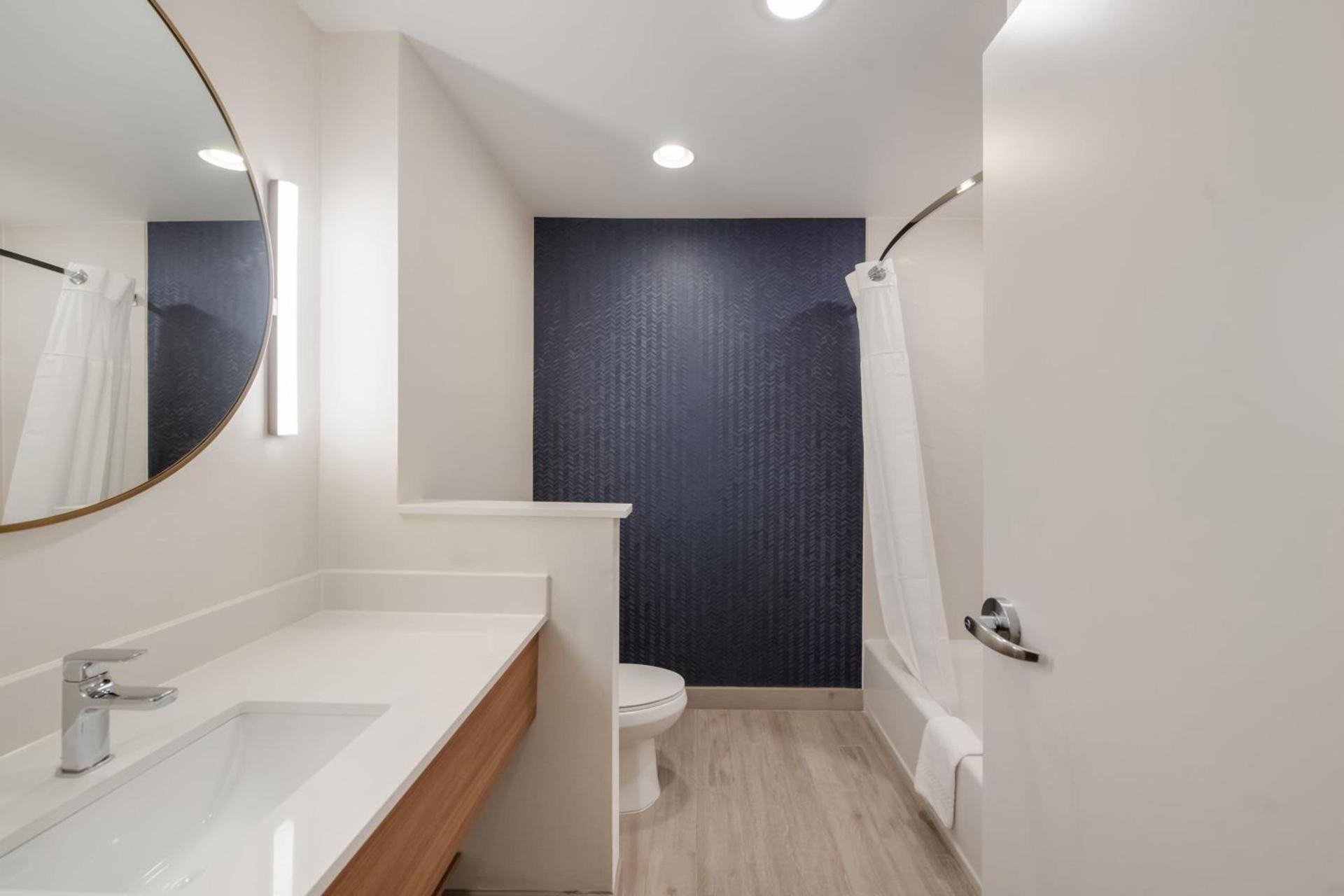 Fairfield by Marriott Inn & Suites Virginia Beach Town Center photo 12