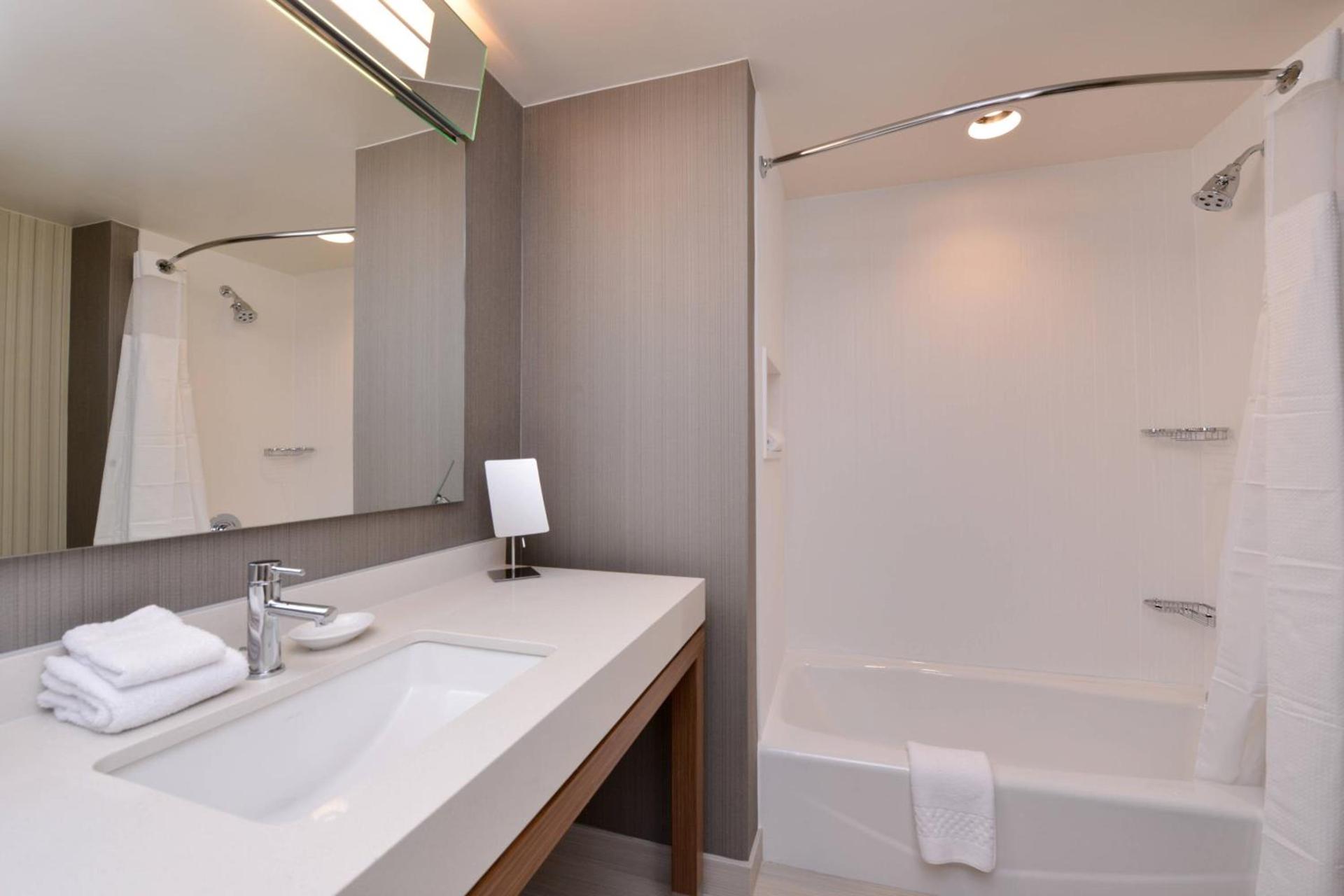 Courtyard by Marriott Toledo North photo 5
