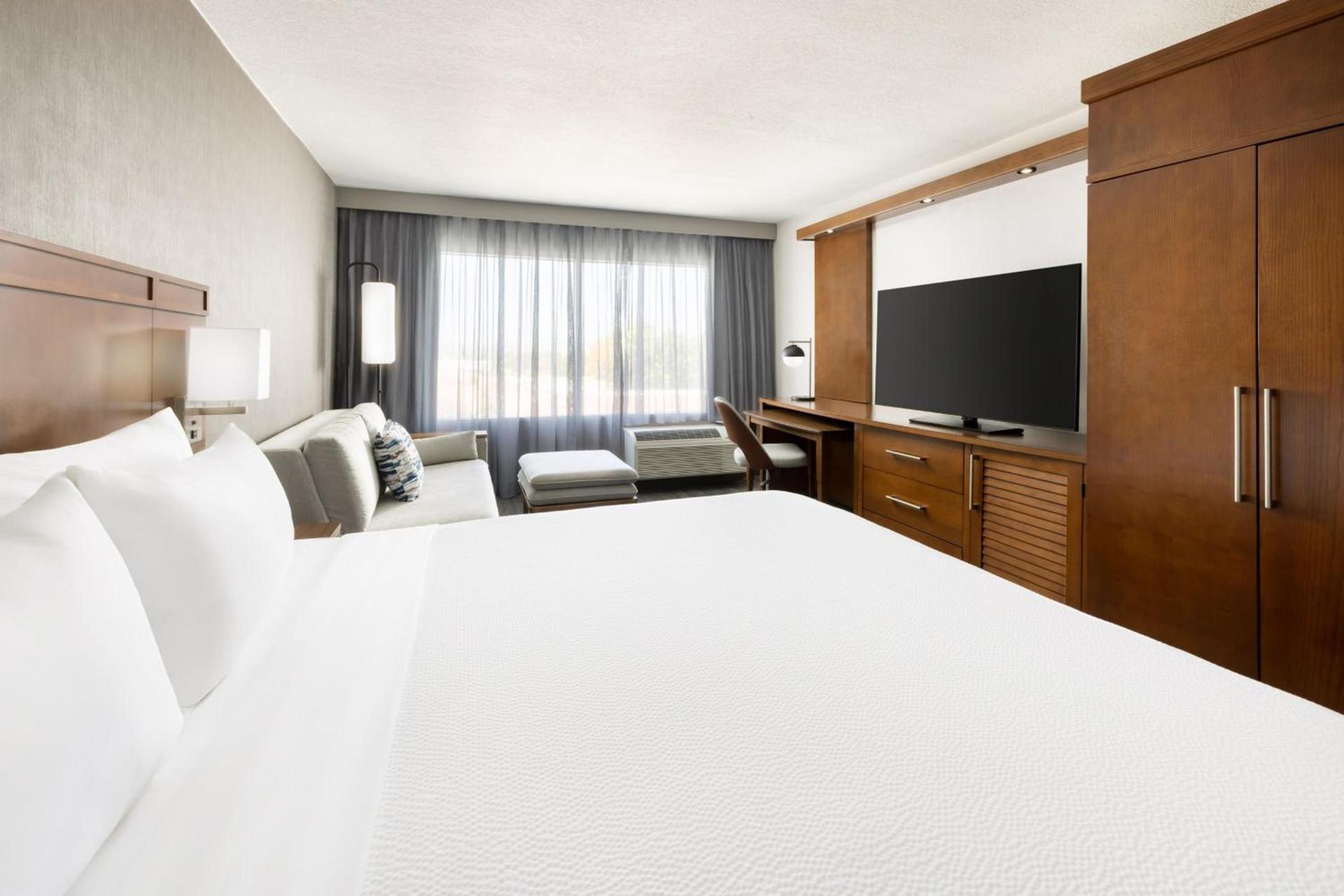 Courtyard by Marriott Los Angeles Woodland Hills photo 29