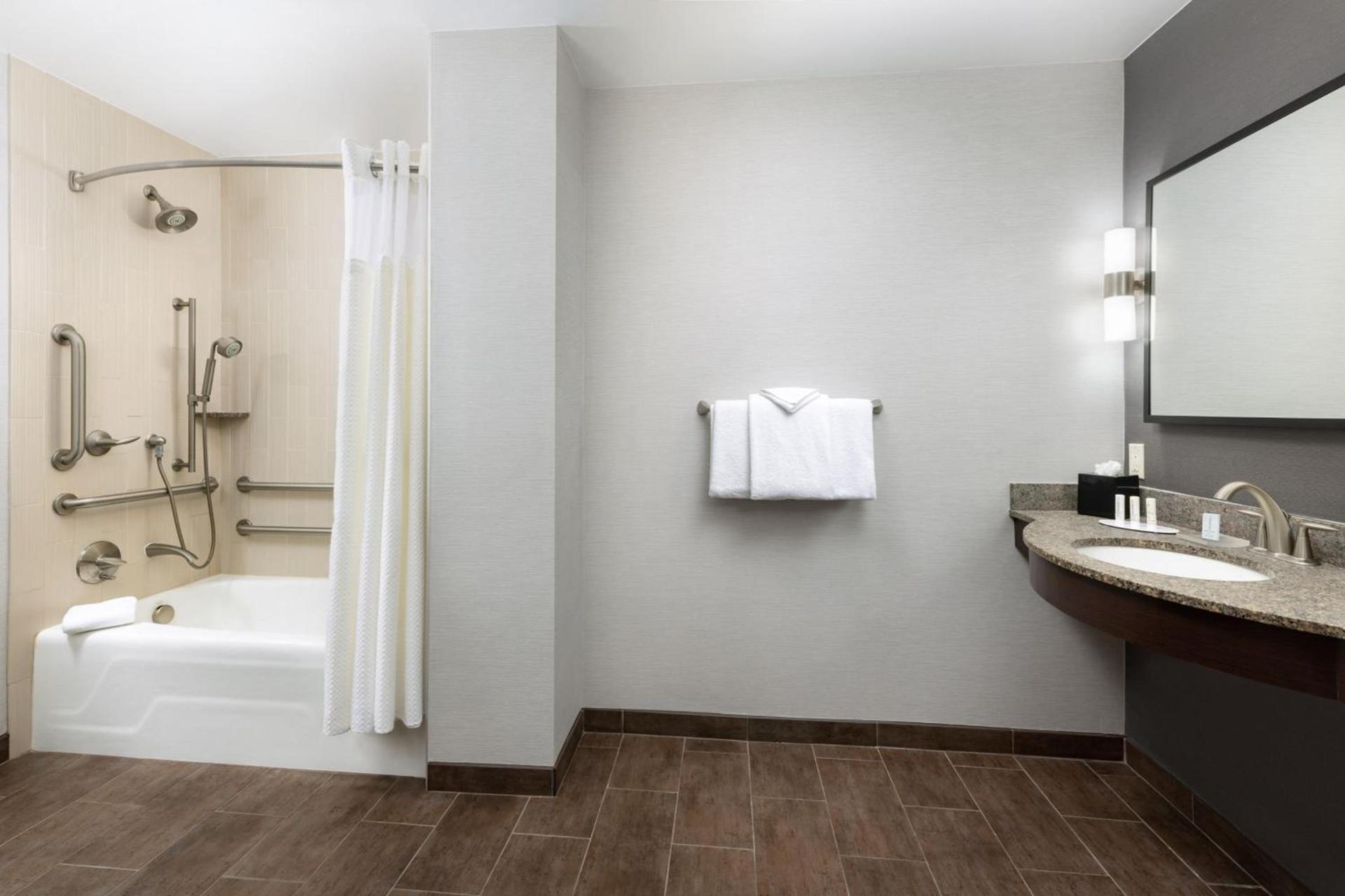 Courtyard by Marriott Los Angeles Woodland Hills photo 36