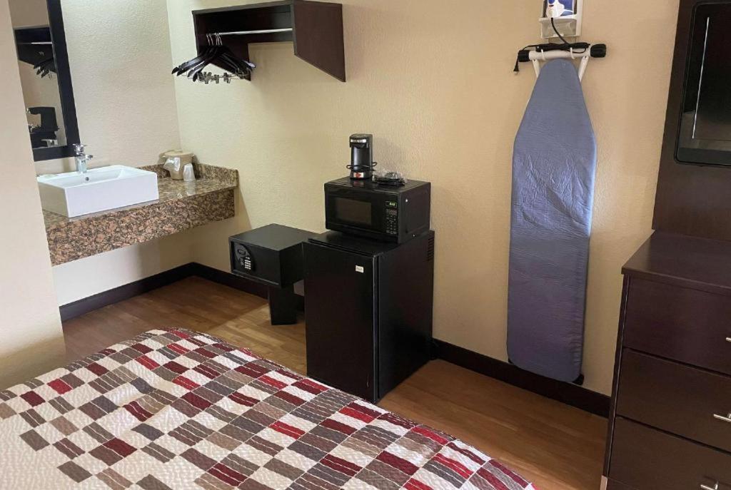 Travelodge by Wyndham Holland-Toledo photo 16