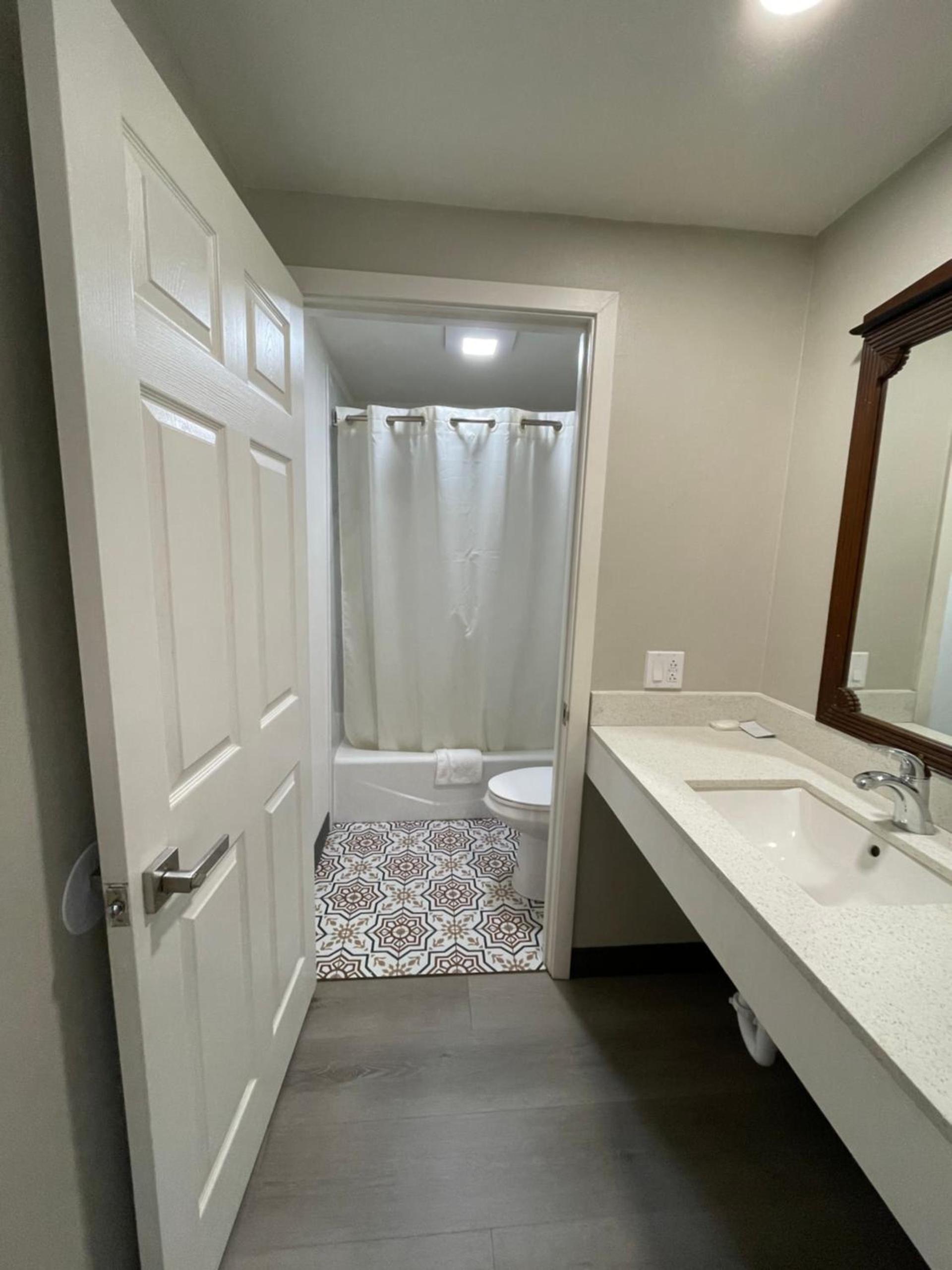 Villa Inn Anaheim photo 13