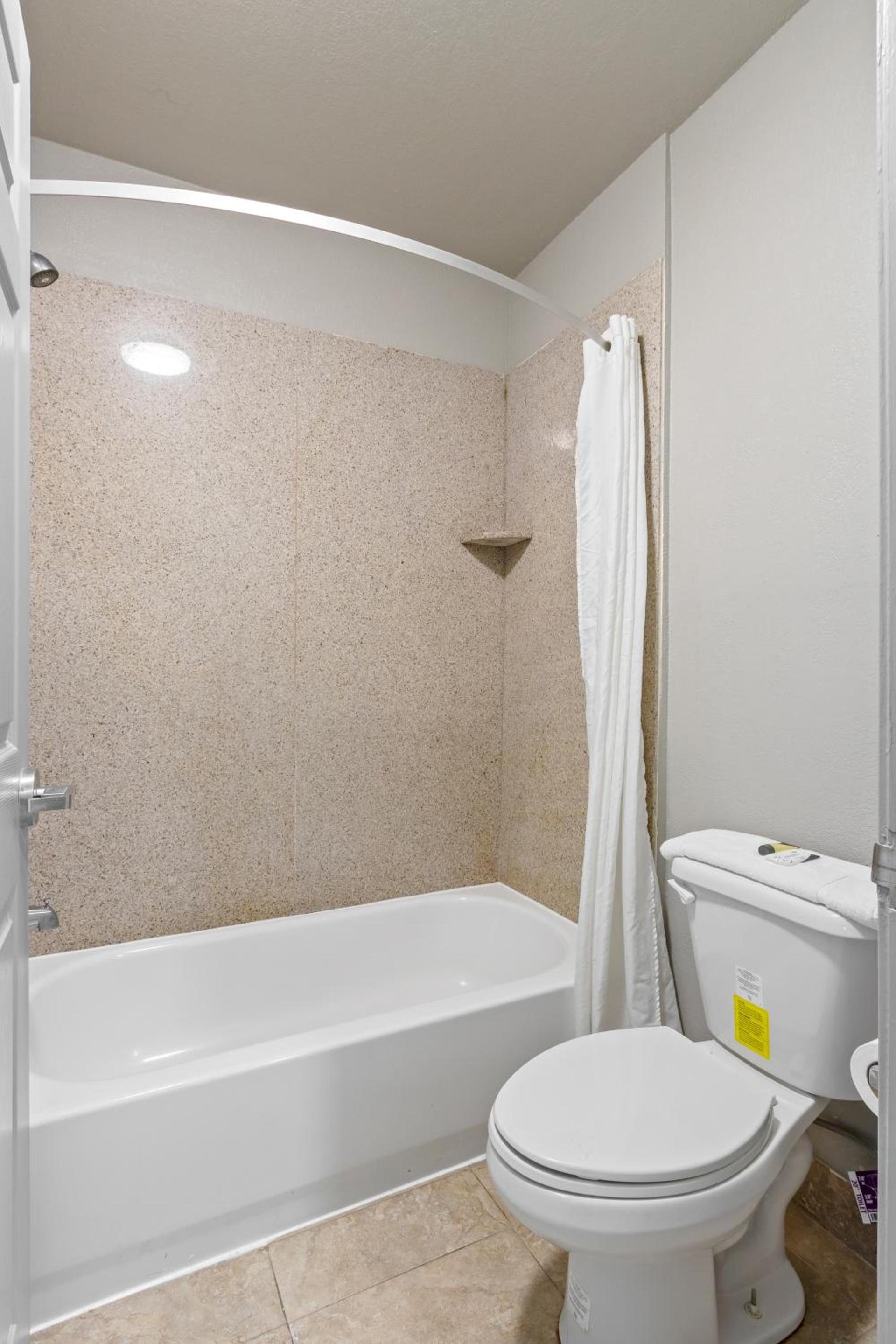 Regency Inn Near Boardwalk & Hurlburt Field photo 14