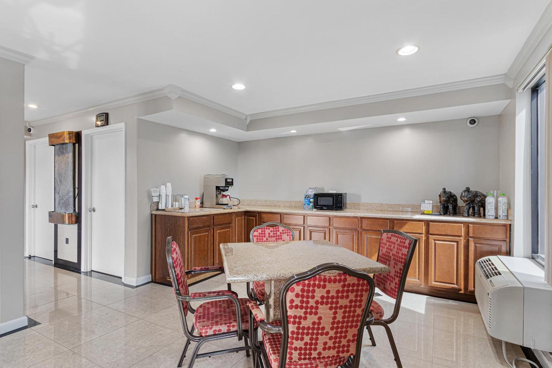 Regency Inn Near Boardwalk & Hurlburt Field photo 15