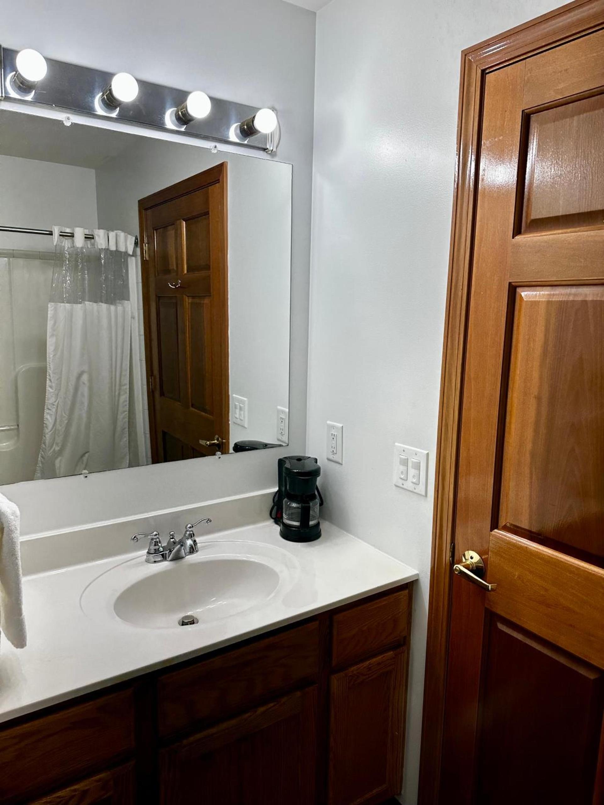 Attica Inn photo 25