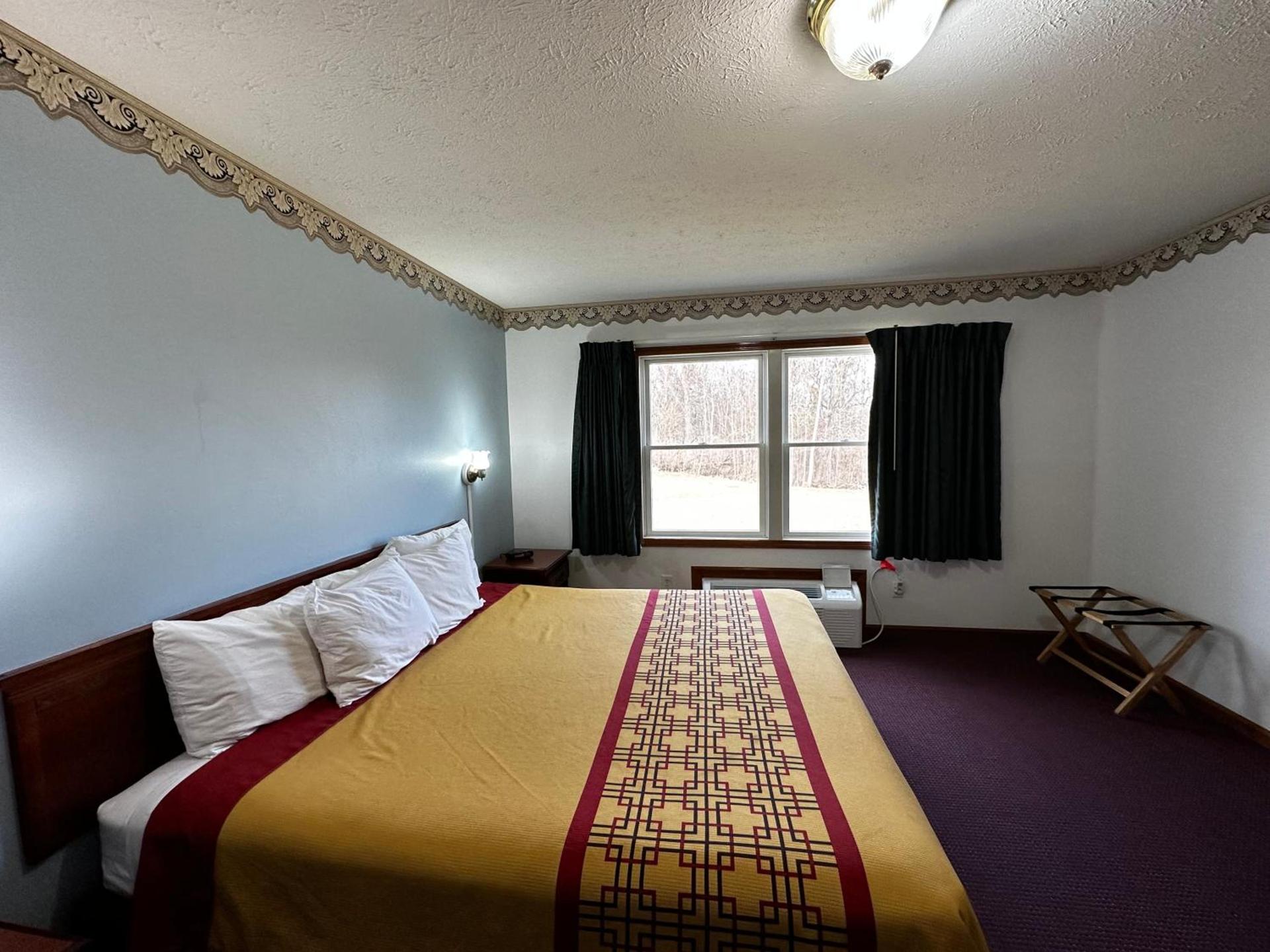 Attica Inn photo 52