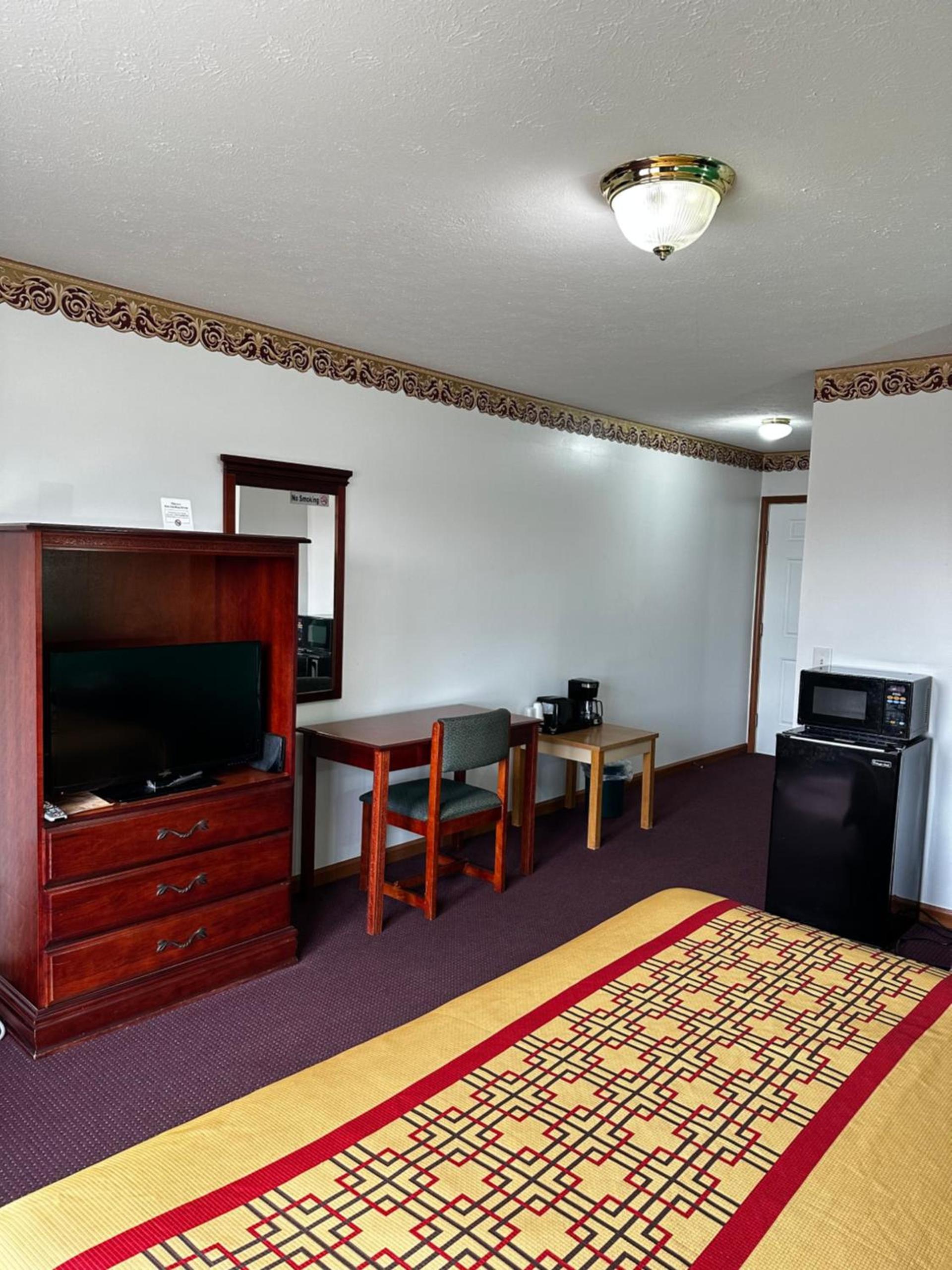 Attica Inn photo 59