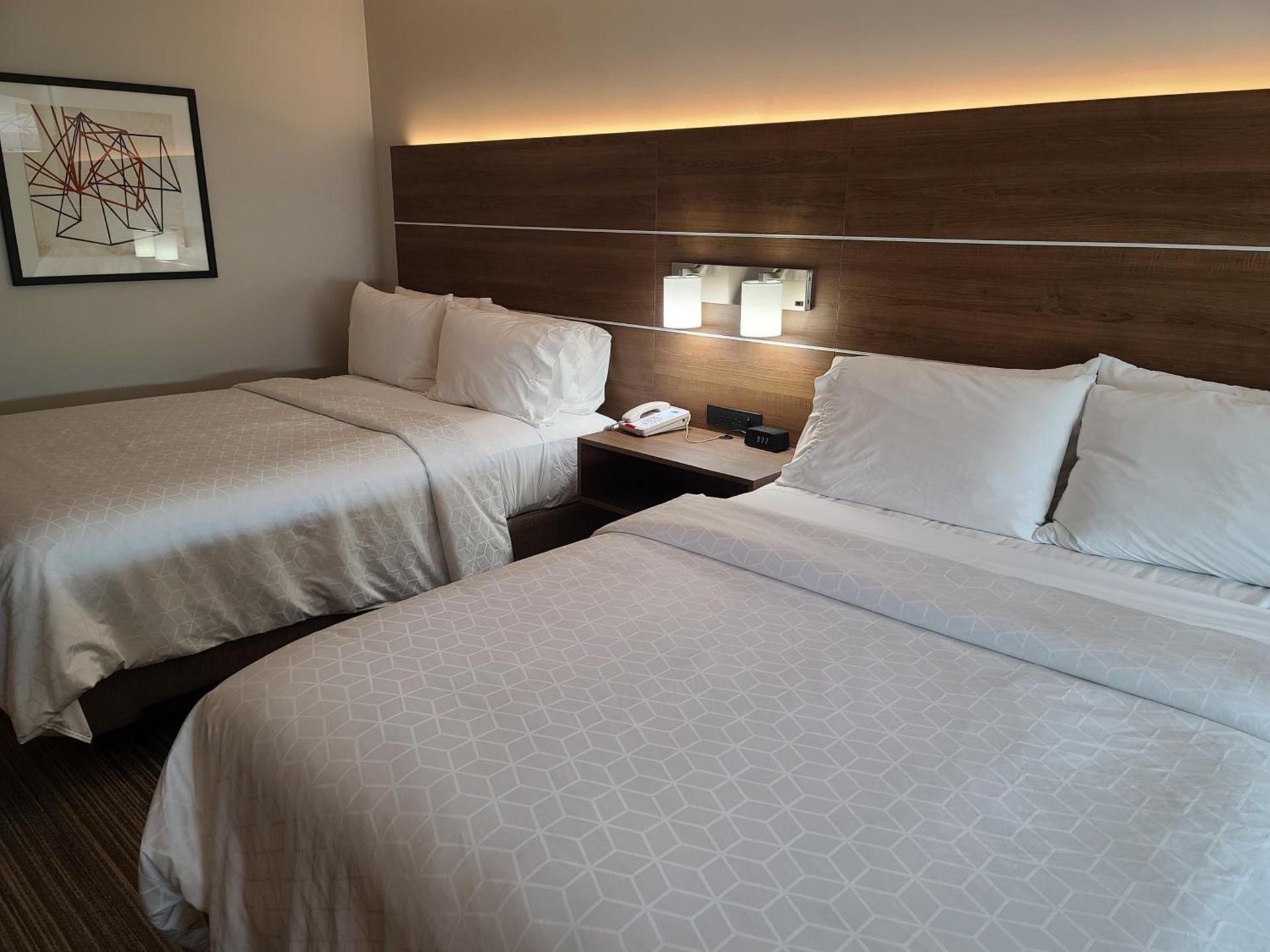 Holiday Inn Express & Suites Woodland Hills by IHG photo 35