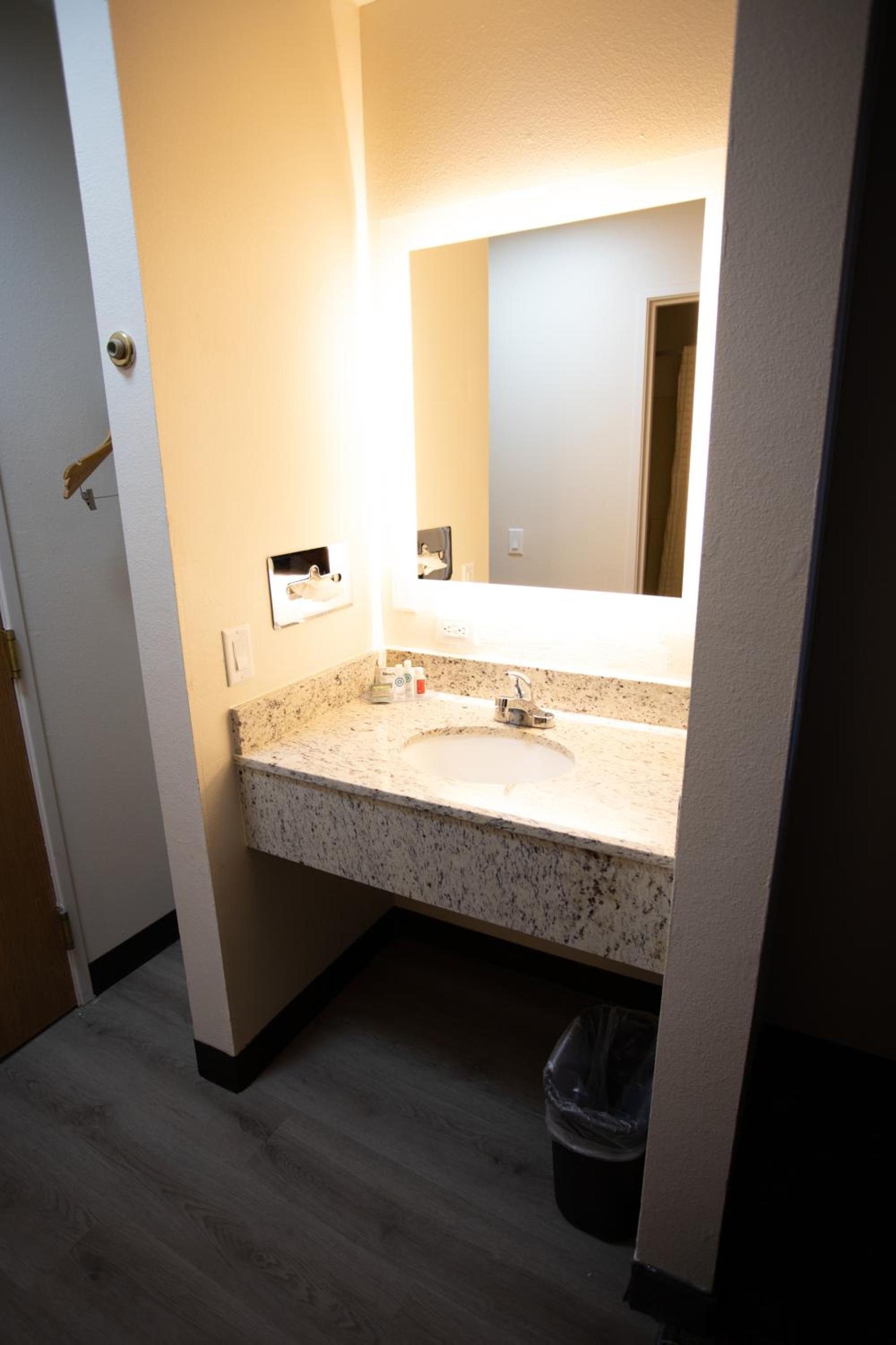 Quality Inn Winslow I-40 photo 53