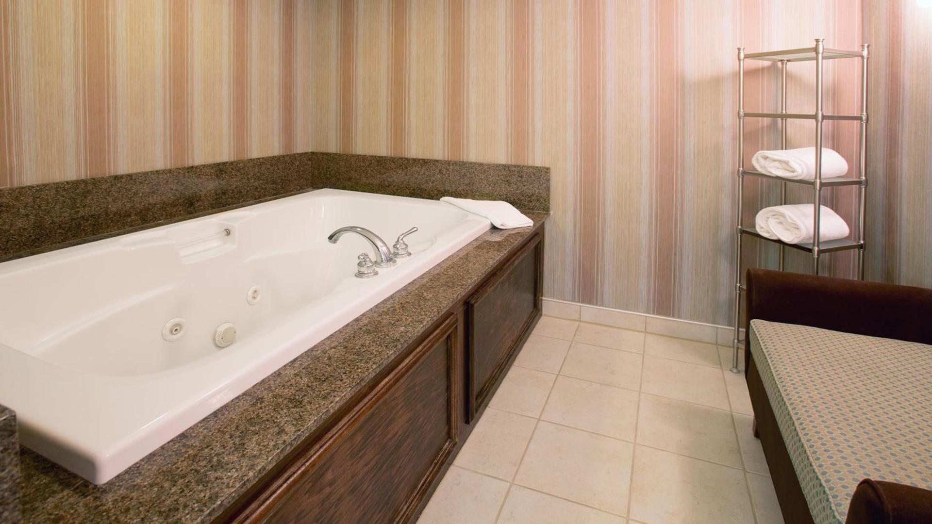 Holiday Inn Express Indianapolis Airport by IHG photo 3