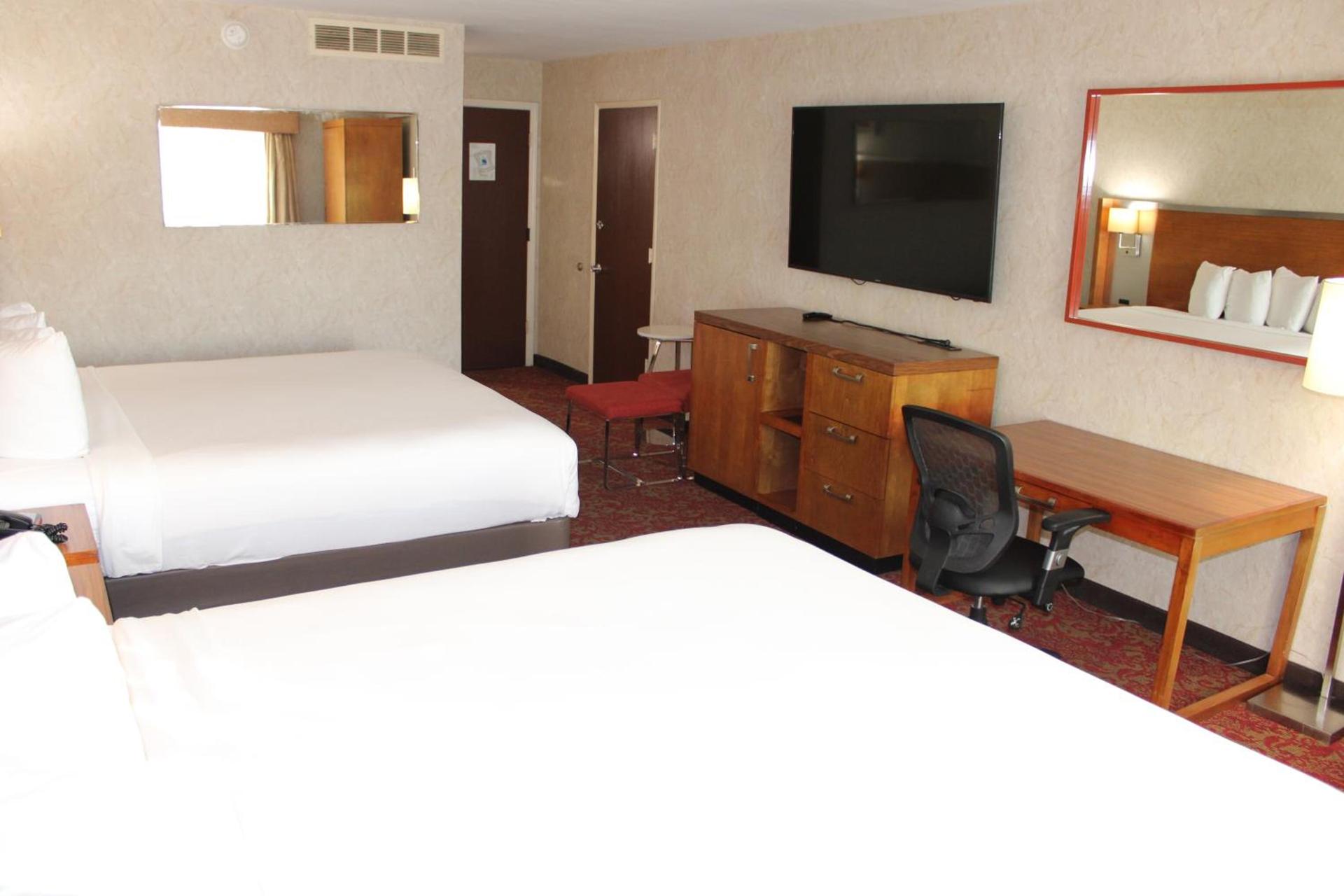 Clarion Hotel Bakersfield North photo 24