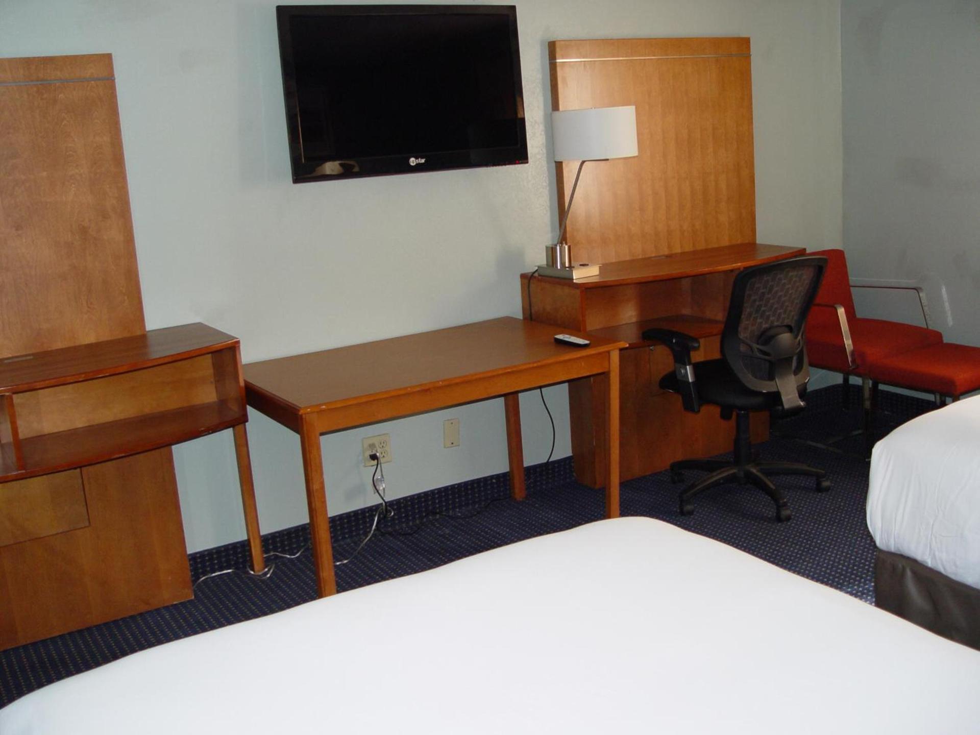 Clarion Hotel Bakersfield North photo 27