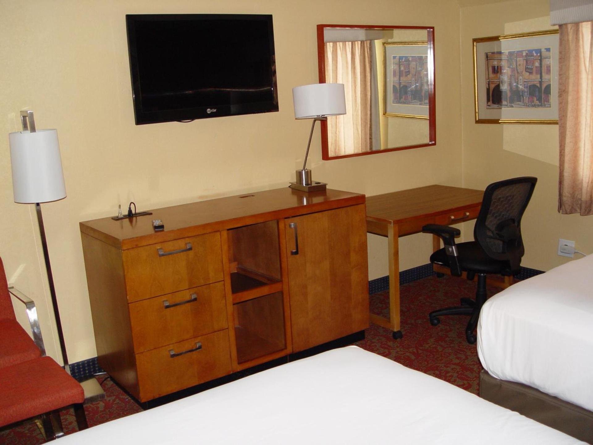Clarion Hotel Bakersfield North photo 28