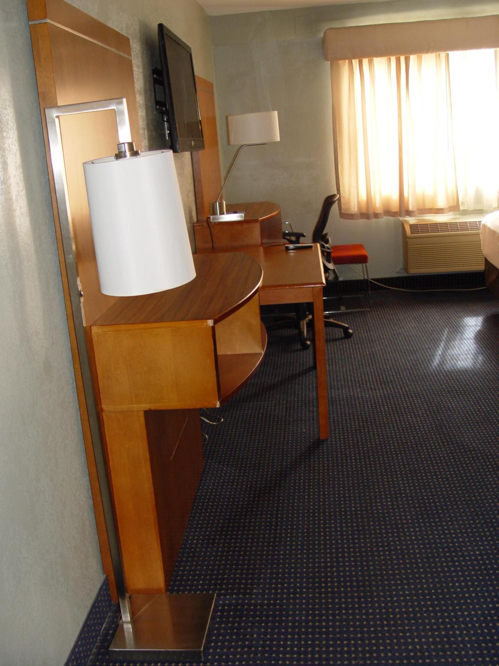 Clarion Hotel Bakersfield North photo 29
