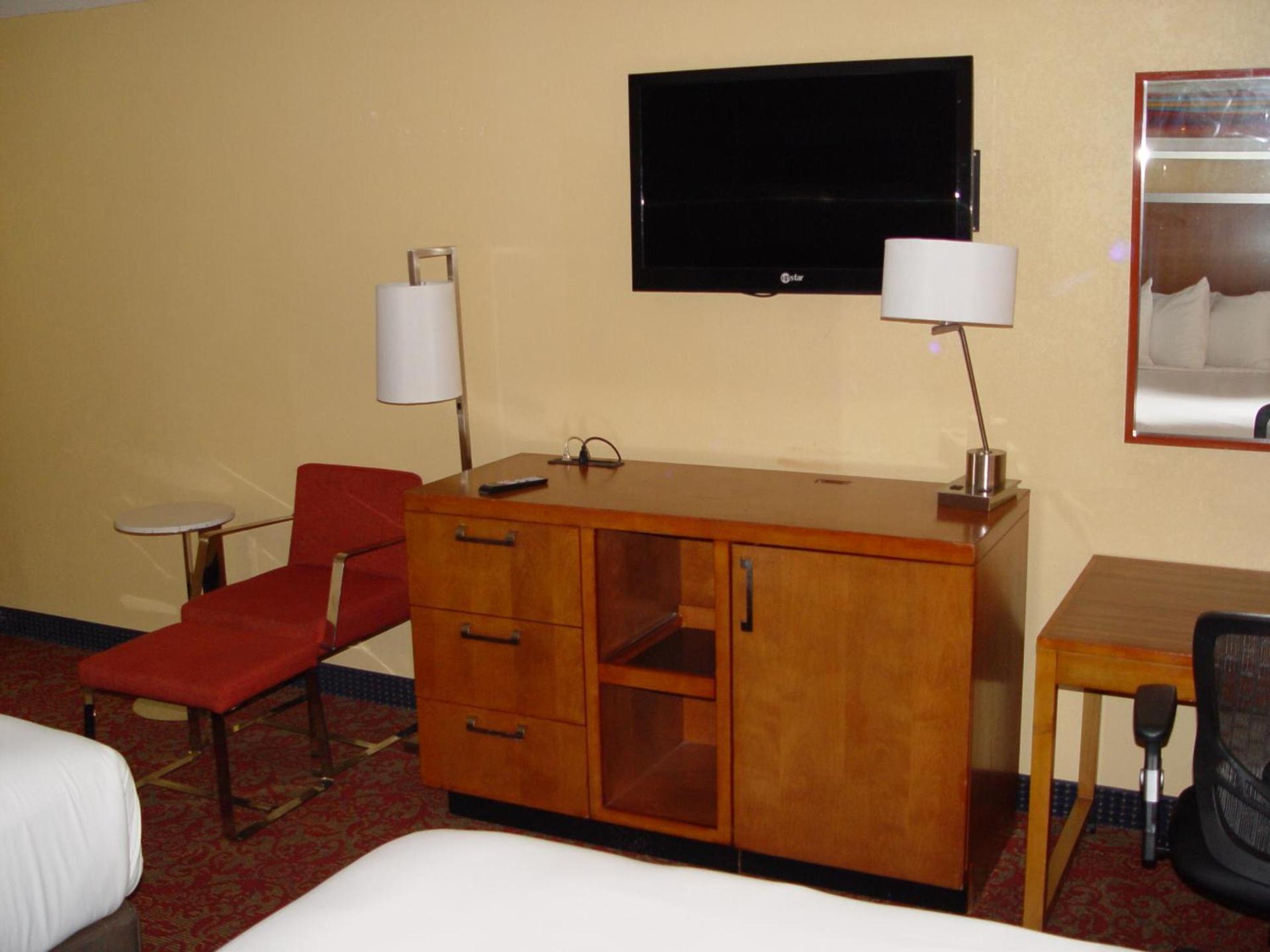 Clarion Hotel Bakersfield North photo 32