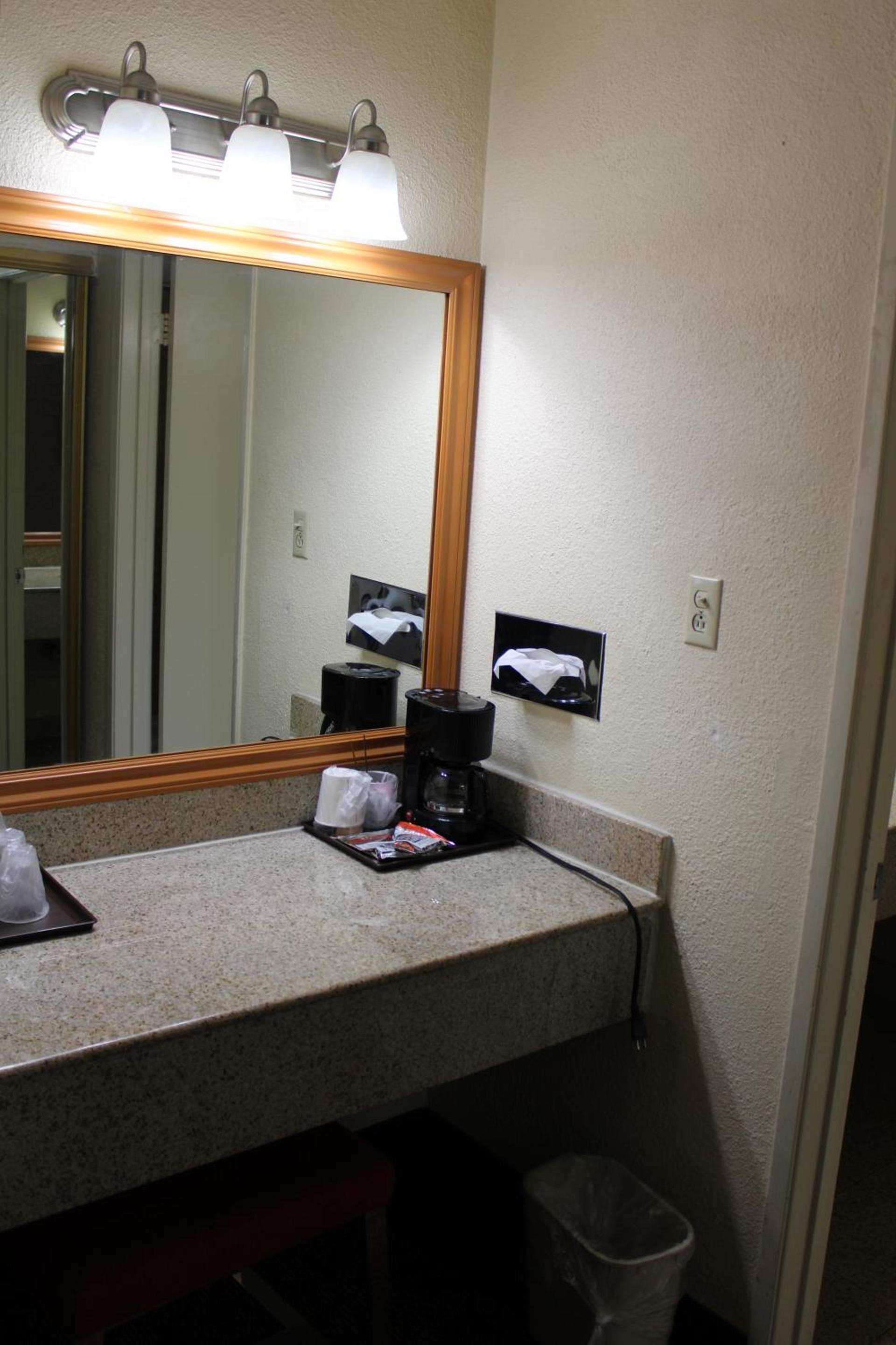 Clarion Hotel Bakersfield North photo 34