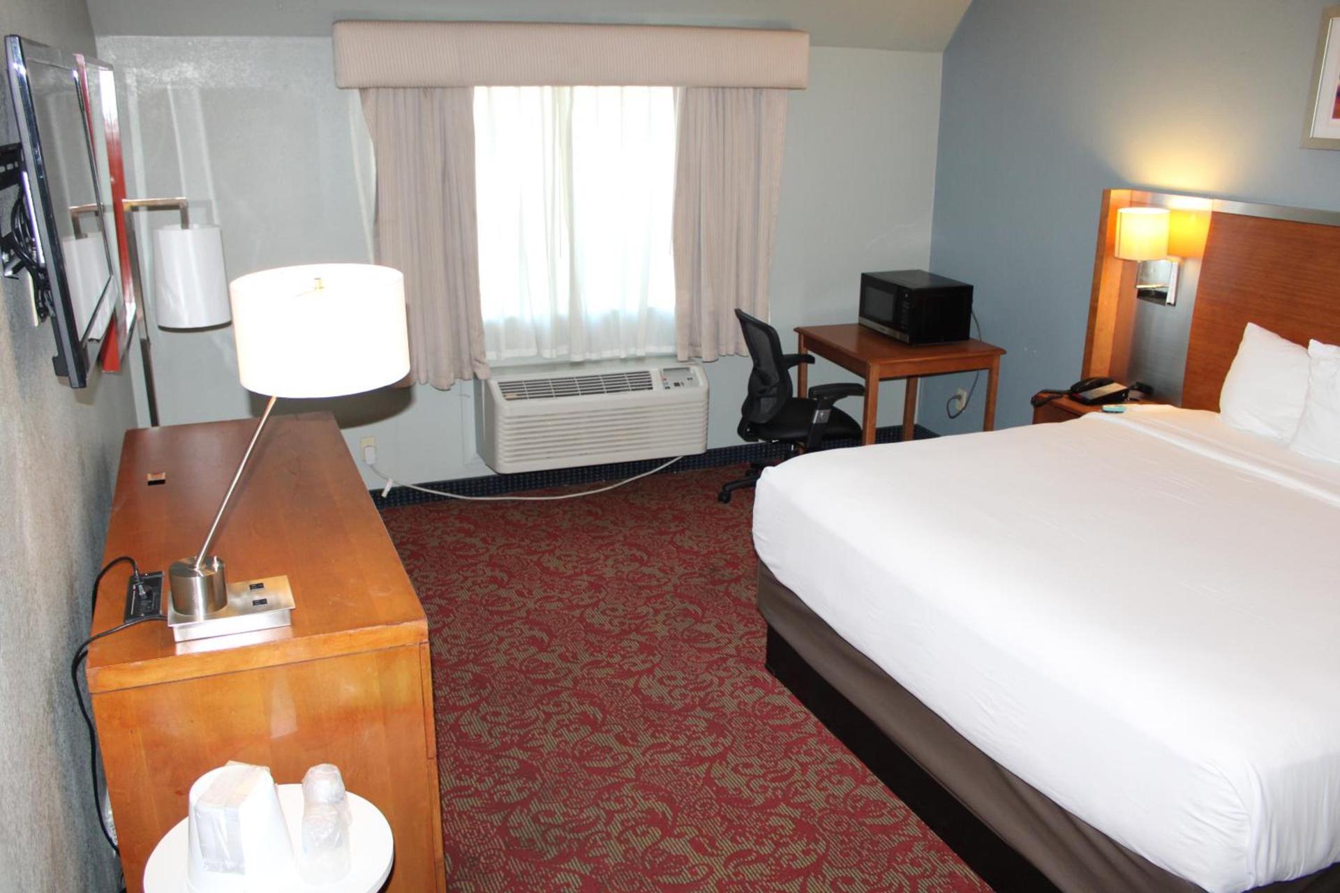 Clarion Hotel Bakersfield North photo 37