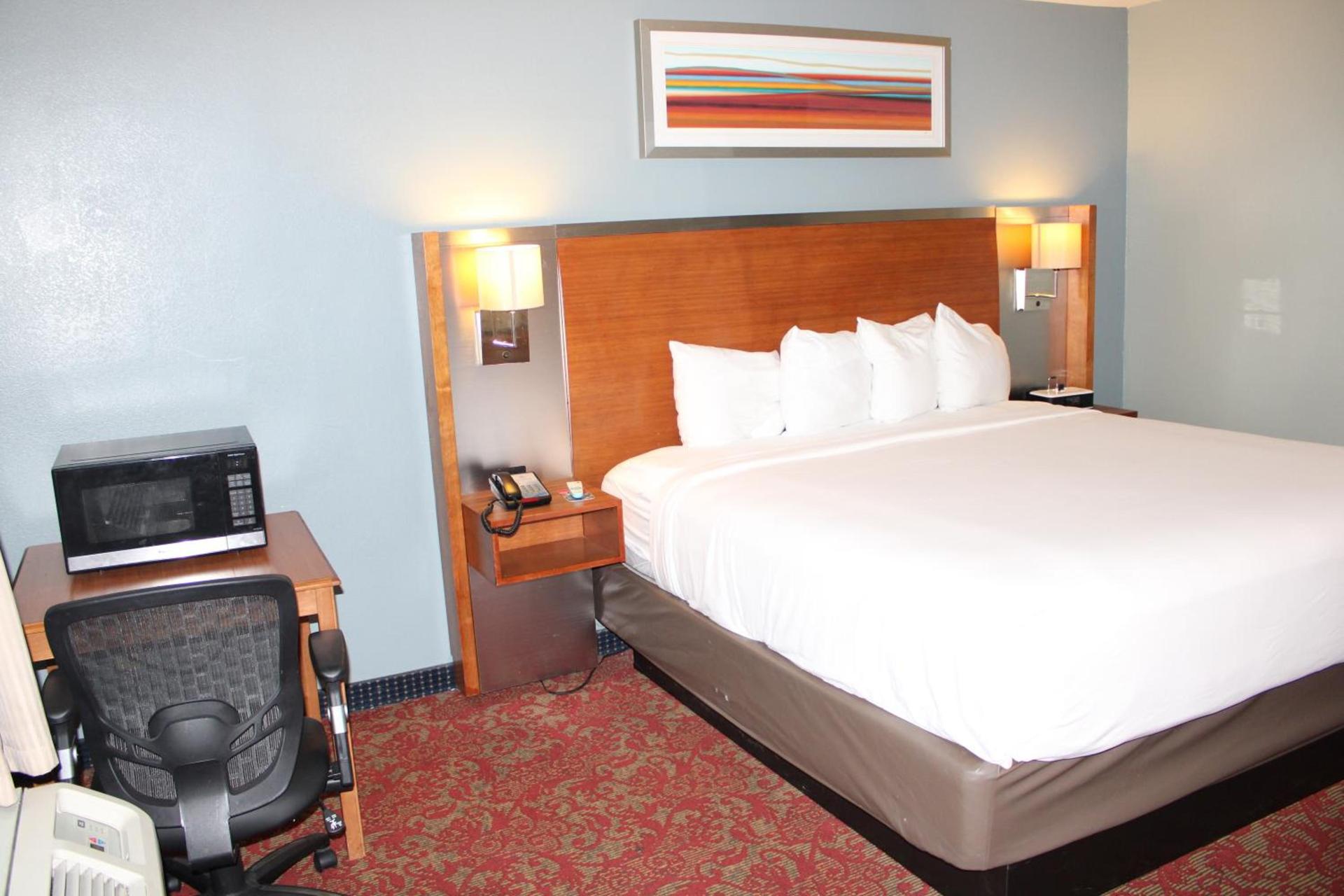 Clarion Hotel Bakersfield North photo 36