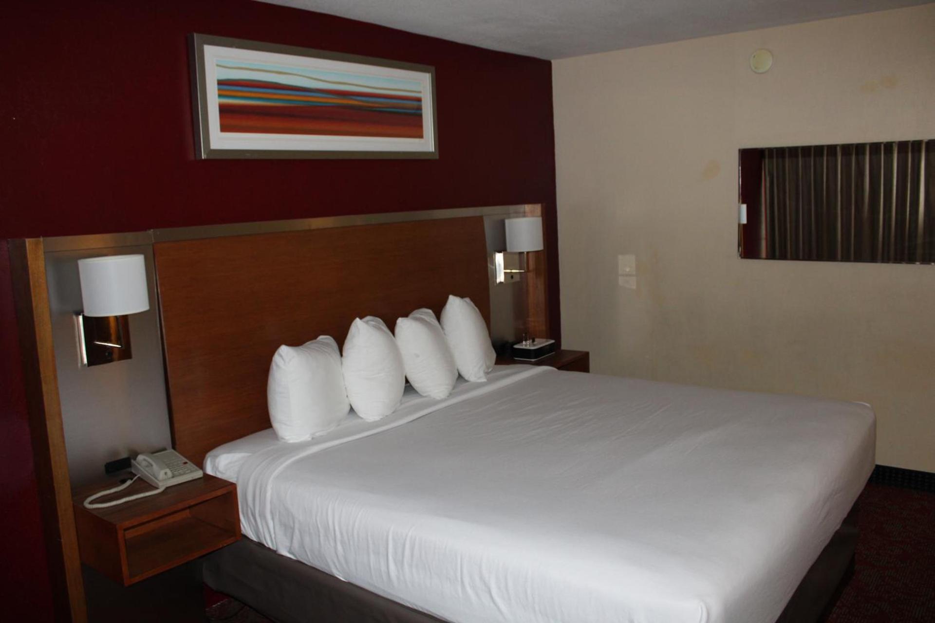 Clarion Hotel Bakersfield North photo 38