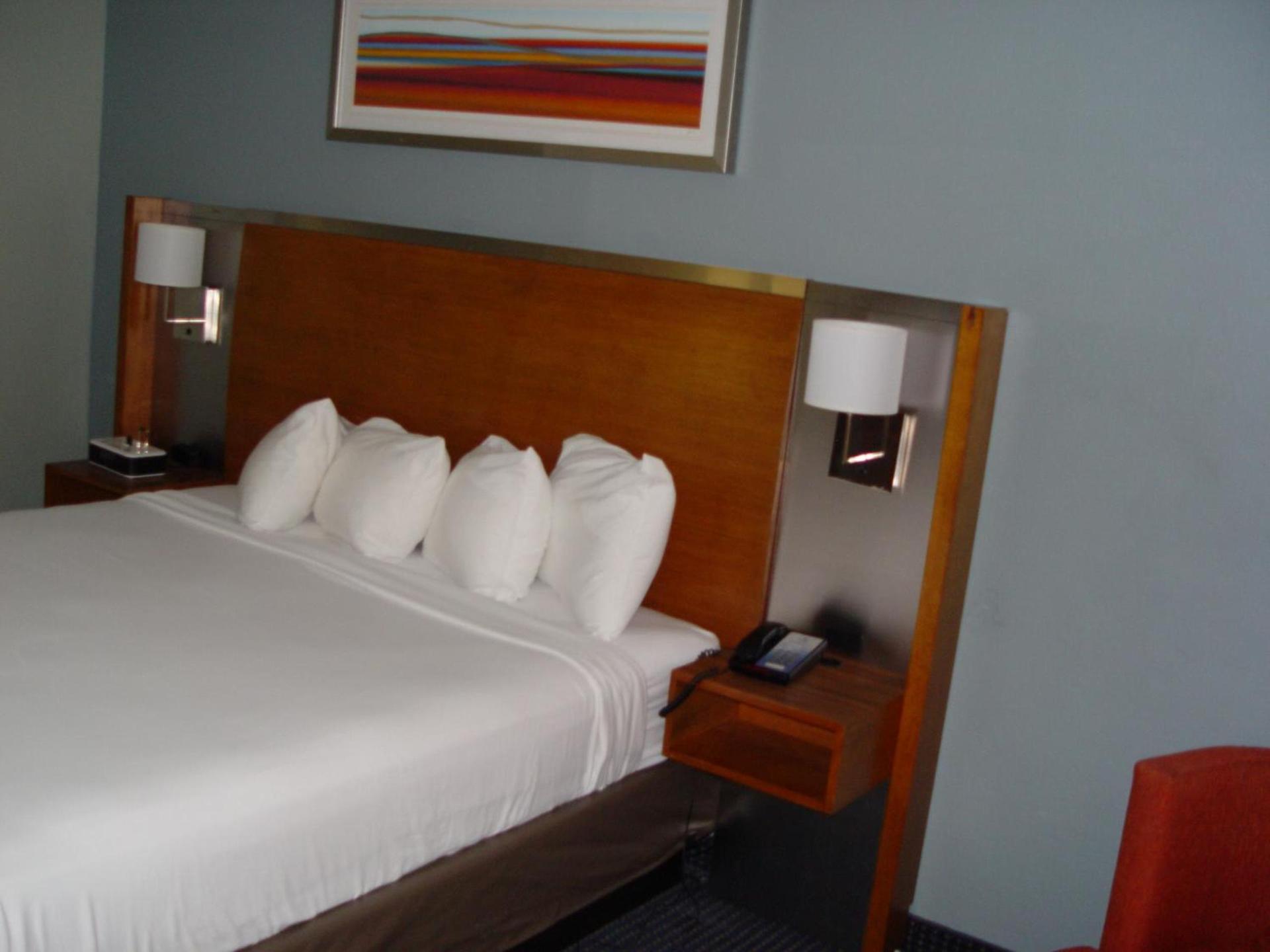 Clarion Hotel Bakersfield North photo 40
